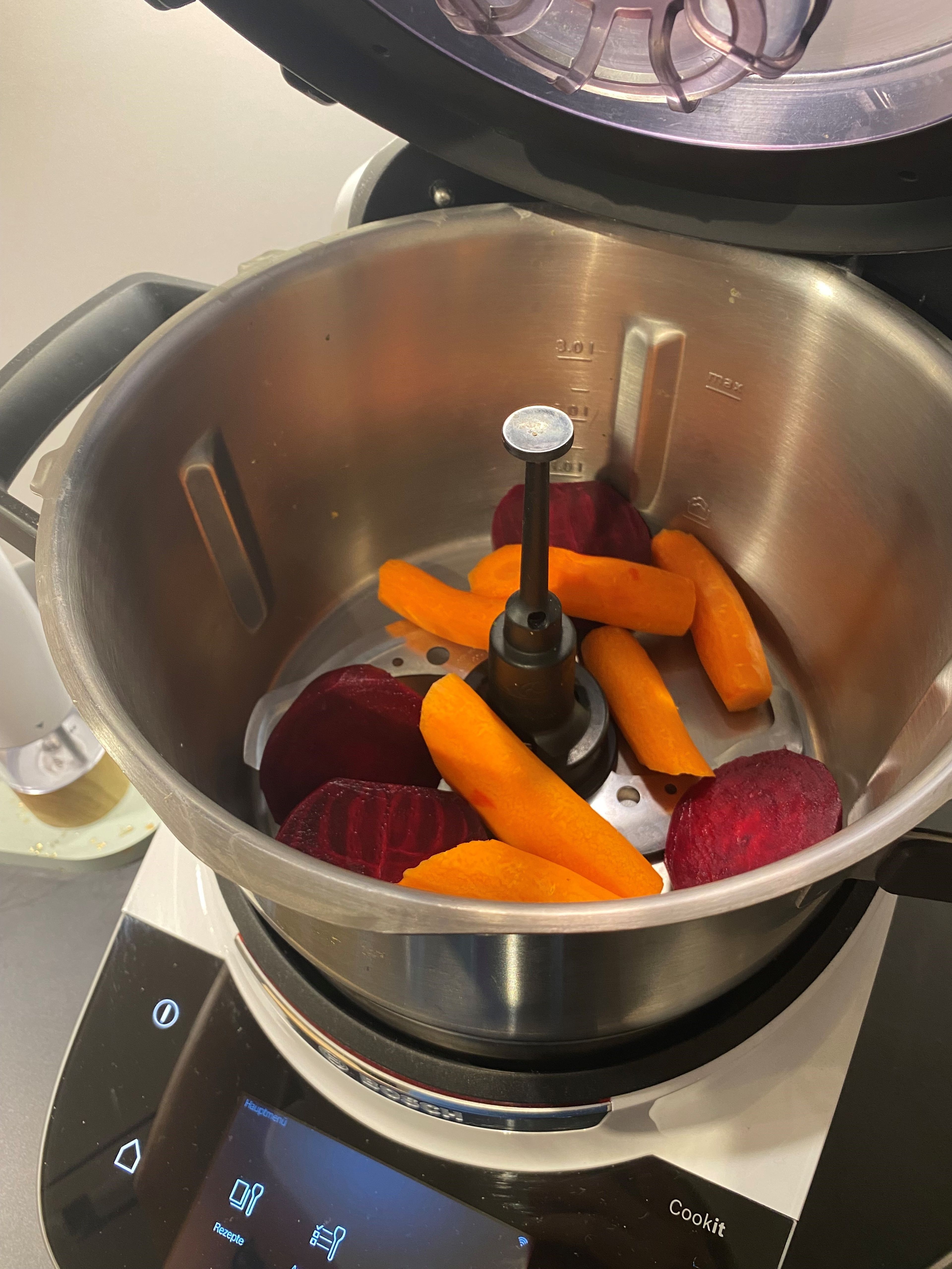 Nun das Cookit Universalmesser in den Cookit Topf einsetzten und das vorbereitete Gemüse hinzugeben.