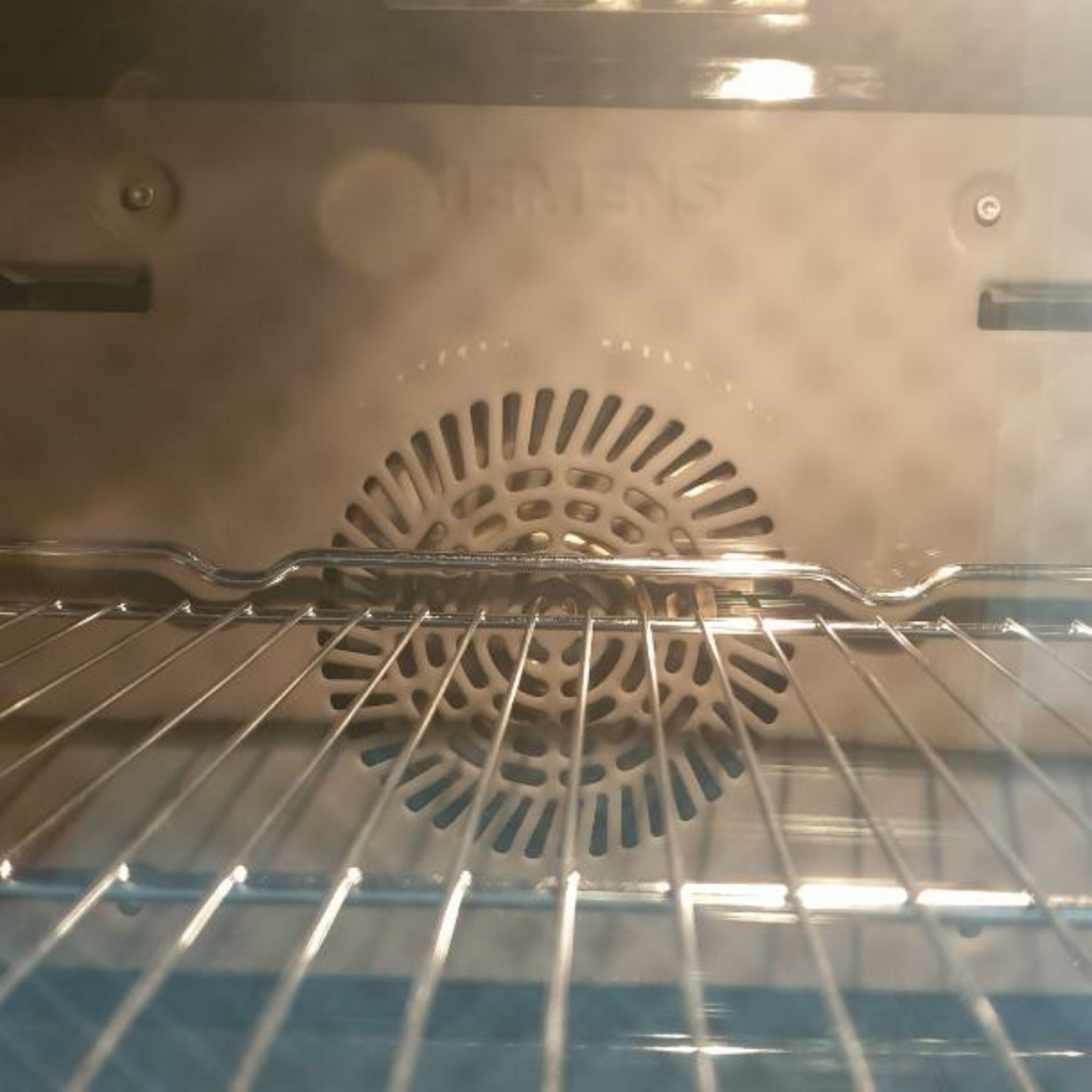 Backofen auf 200°C Ober/Unterhitze oder 170°C Umluft vorheizen