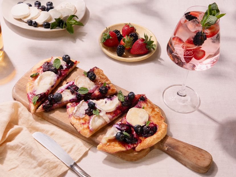 Schnelles Fladenbrot mit Ziegenkäse, Blaubeeren und Minze