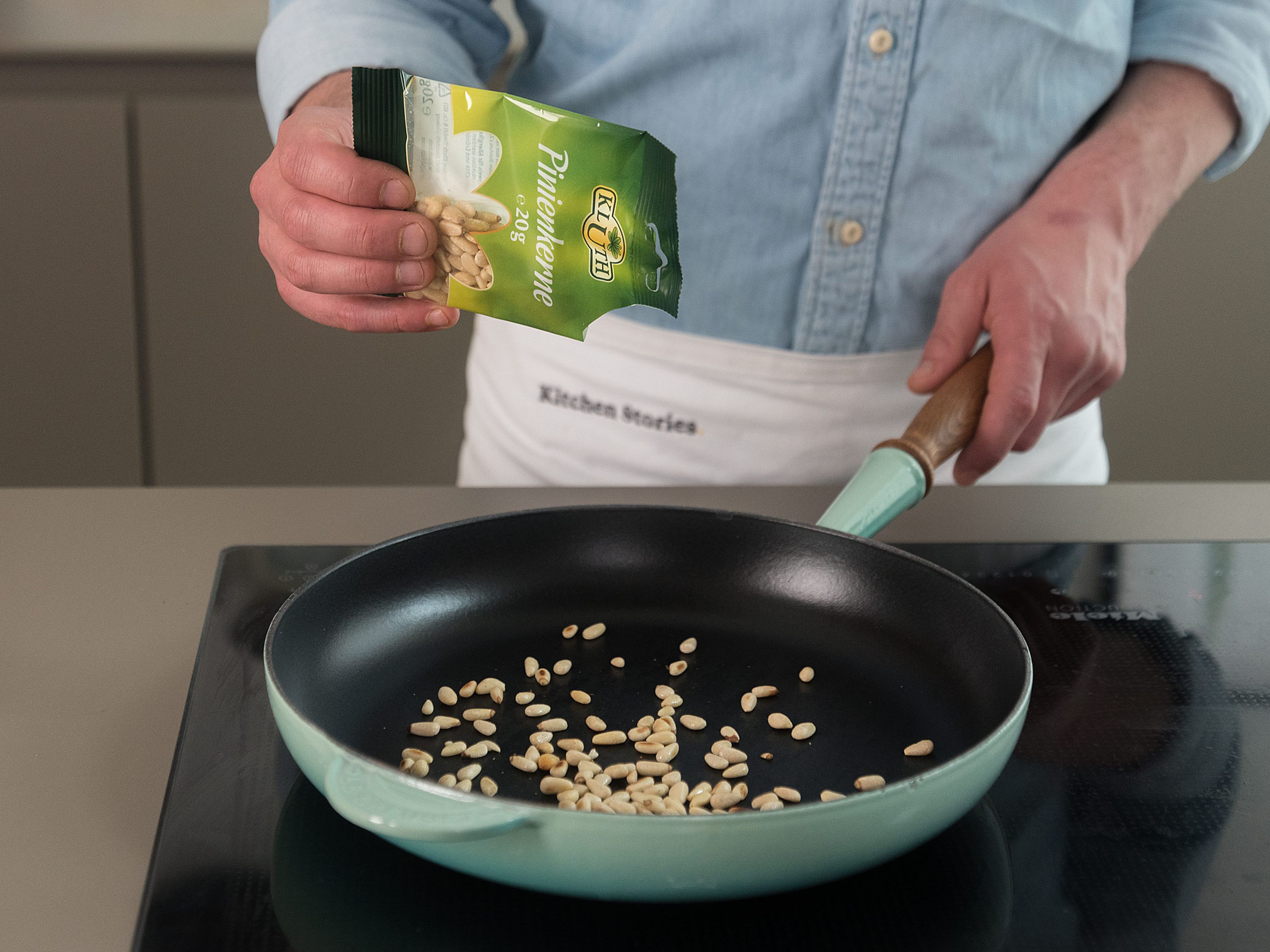 Toast pine nuts in a small frying pan for approx. 3 – 4 min. on medium-low heat until browned.