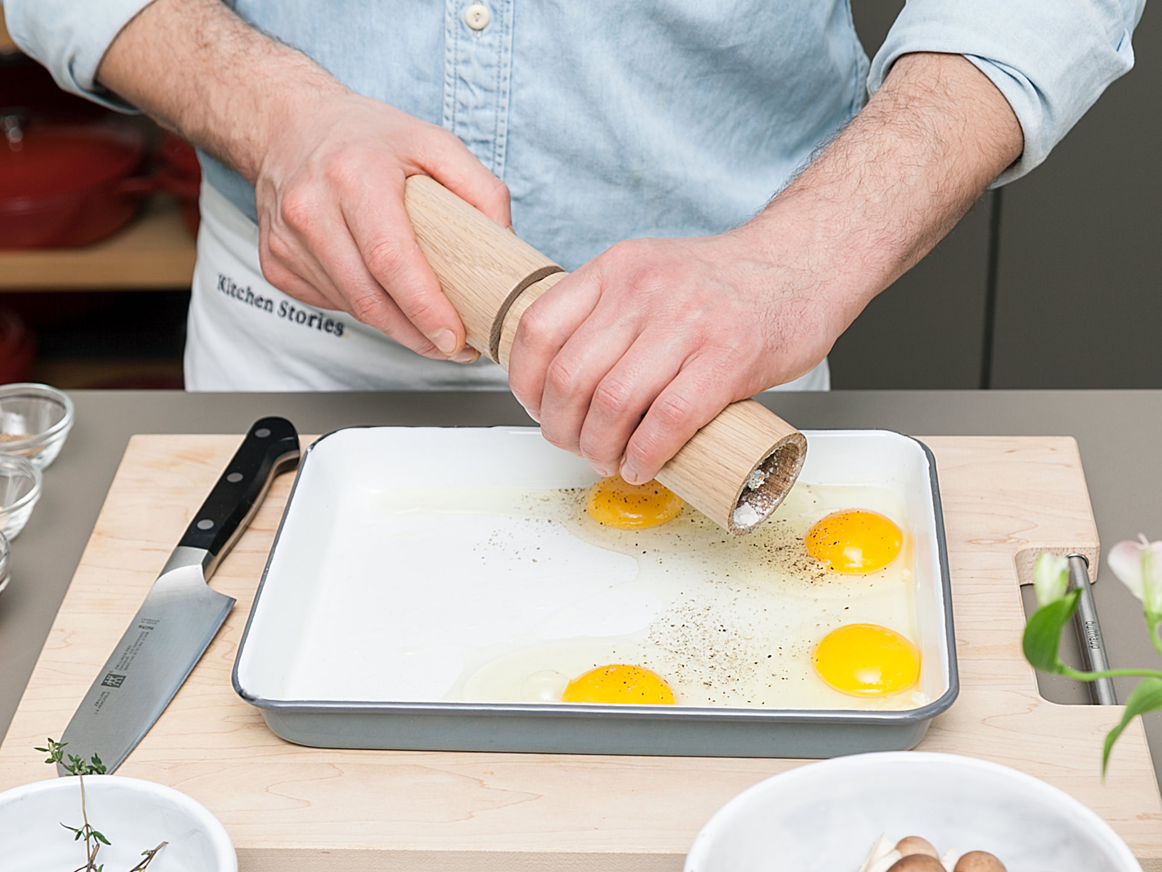 Backofen auf 200°C vorheizen. Auflaufform mit Butter einfetten. Eier einzeln in die Form geben und mit Salz und Pfeffer würzen. Sahne und Parmesan in eine kleine Schüssel geben, vermengen und anschließend über die Eier träufeln. Im Backofen ca. 10 - 12 Min. backen.