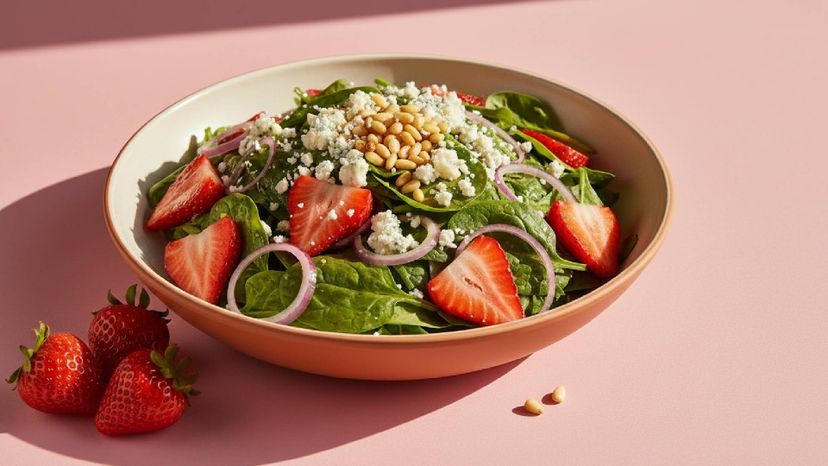 Fruchtiger Sommergenuss: Erdbeer-Spinat-Salat mit Blauschimmelkäse