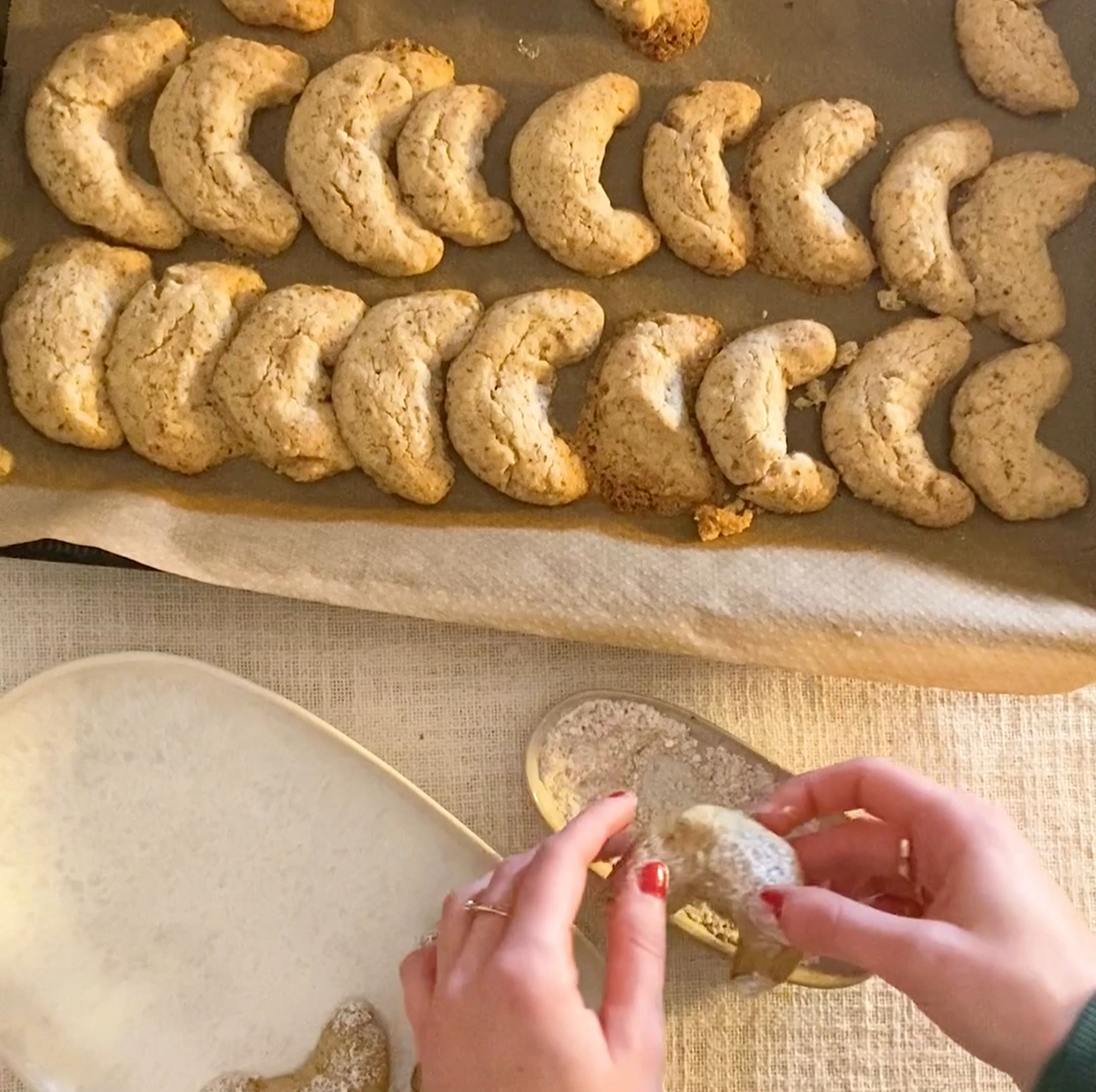 Zu guter Letzt werden die warmen Vanillekipferl in Puderzucker und Vanillezucker gewendet.