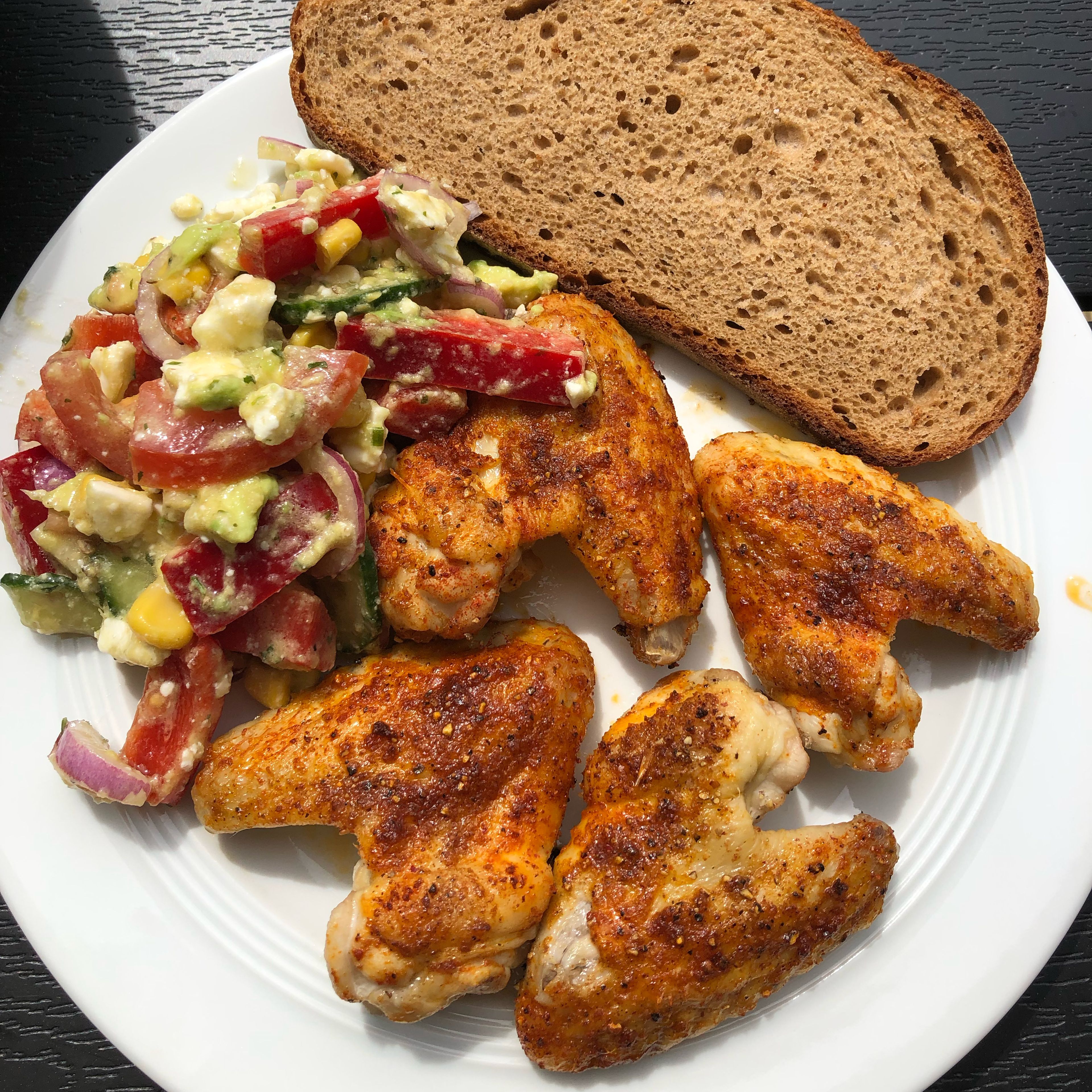 Bunter Salat mit Avocado und Ziegenkäse dazu Hähnchen