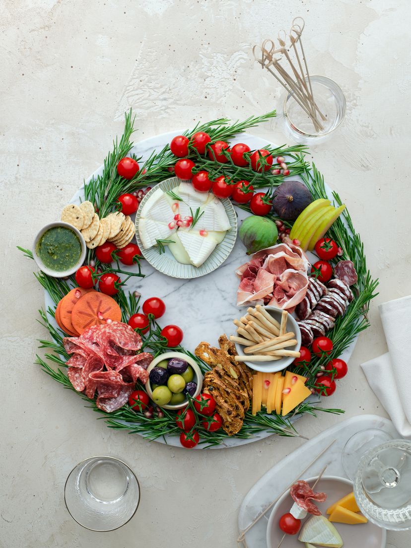 Antipasti-Weihnachtskranz mit Honigtomaten