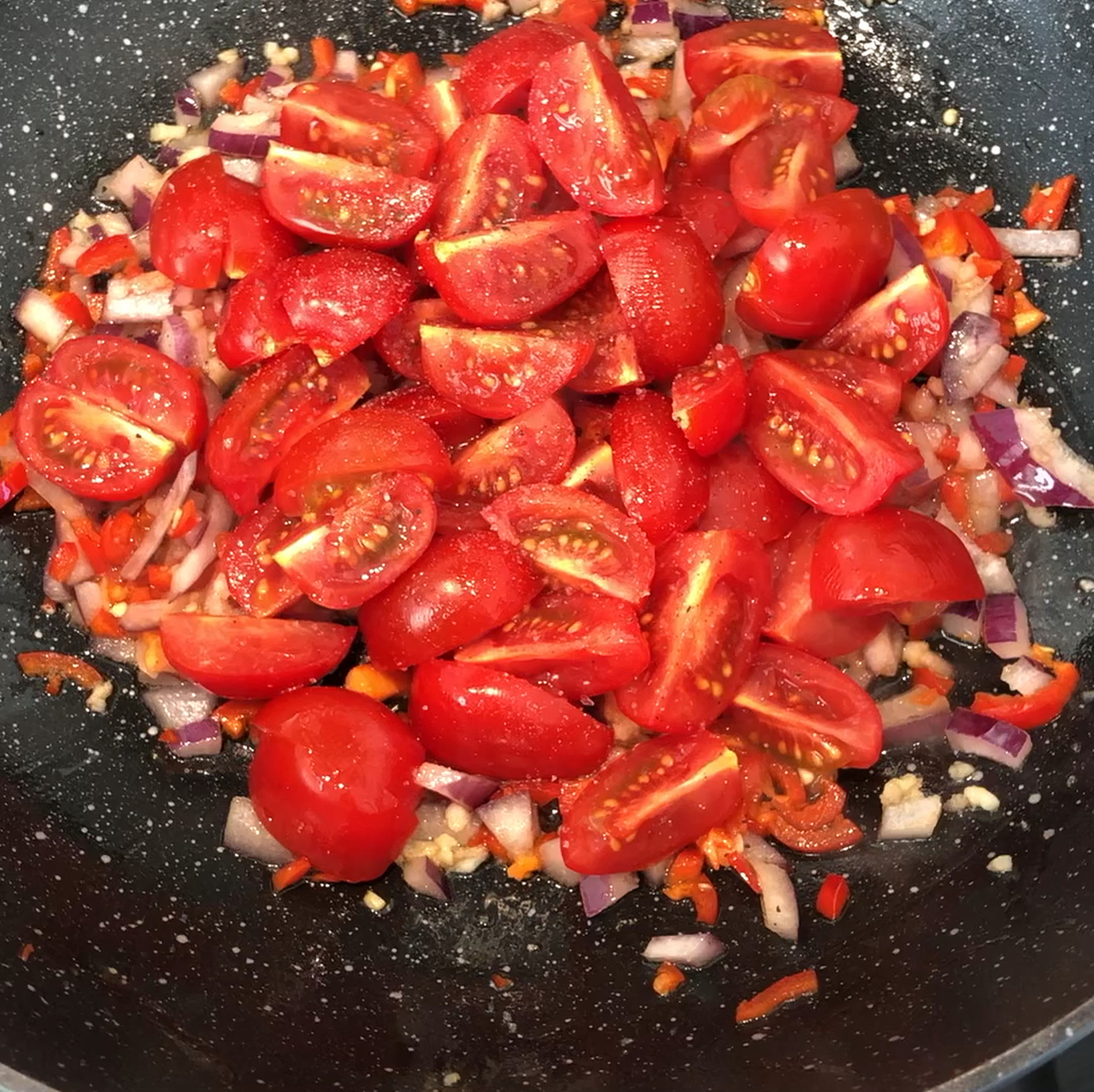 Add tomatoes, tsp pepper and tsp salt and stir. Cook on medium heat for 5 min (until tomatoes are soft).