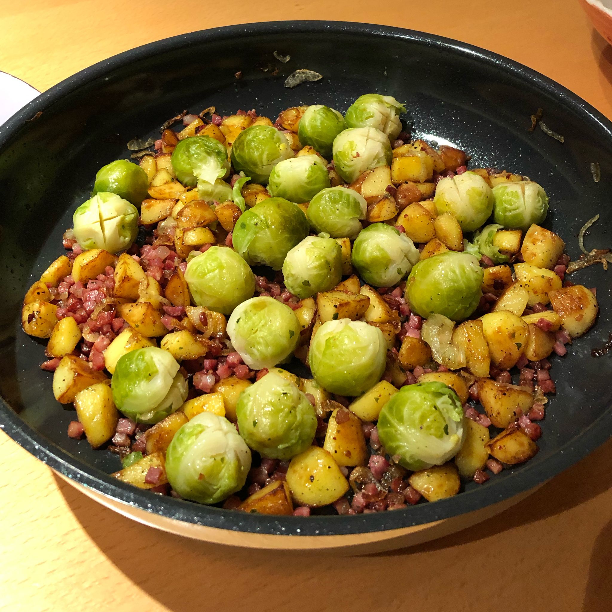 Bratkartoffelpfanne Mit Rosenkohl | Rezept | Kitchen Stories