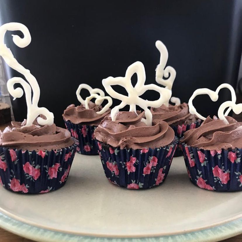 Easy chocolate cupcakes with white chocolate decoration