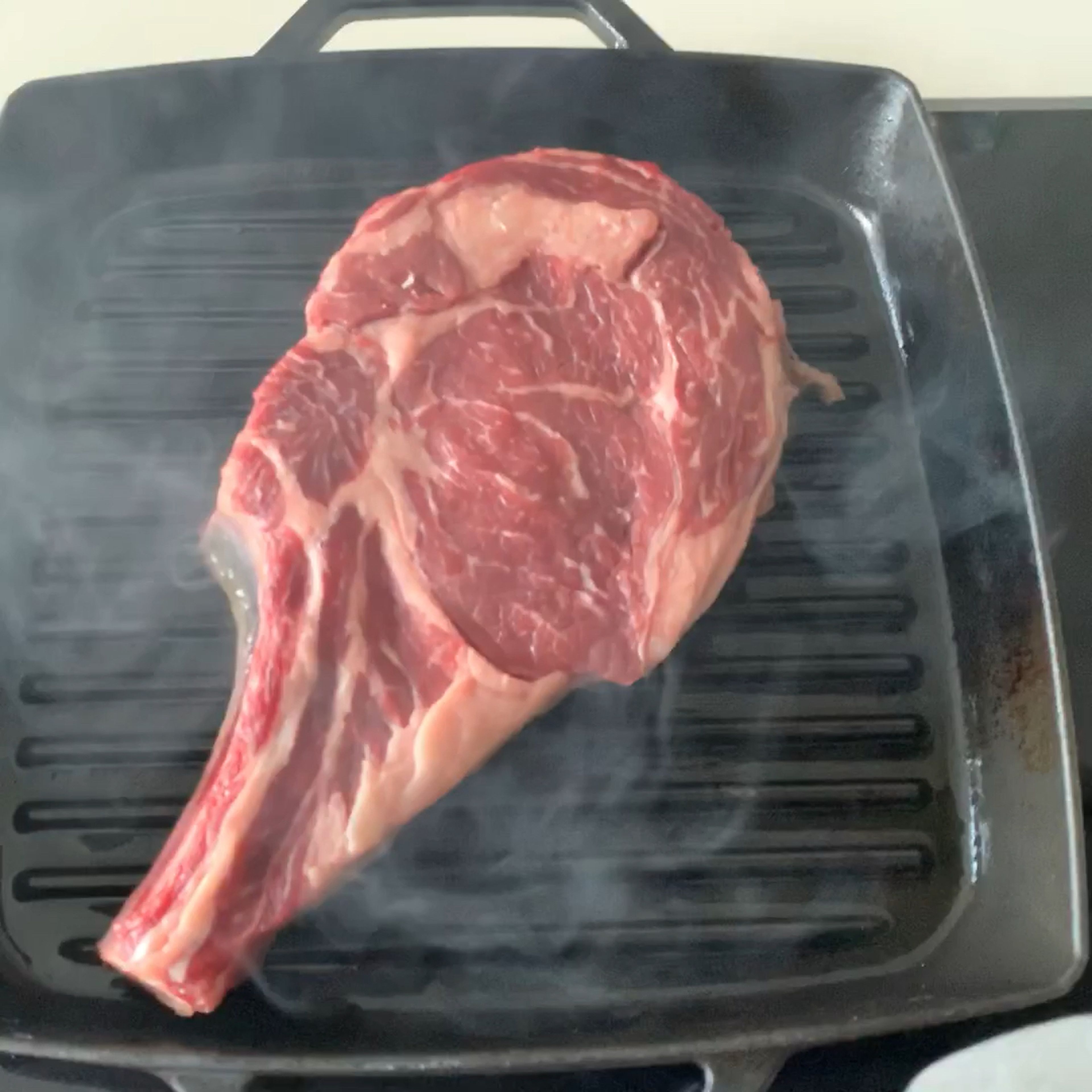 Das Fleisch salzen und in einer Grillpfanne scharf von allen Seiten anbraten. Danach auf ein Backblech bei 140 Grad für 15 Minuten in den Ofen schieben. Nach der Hälfte der Zeit einmal den Rinderrücken wenden.