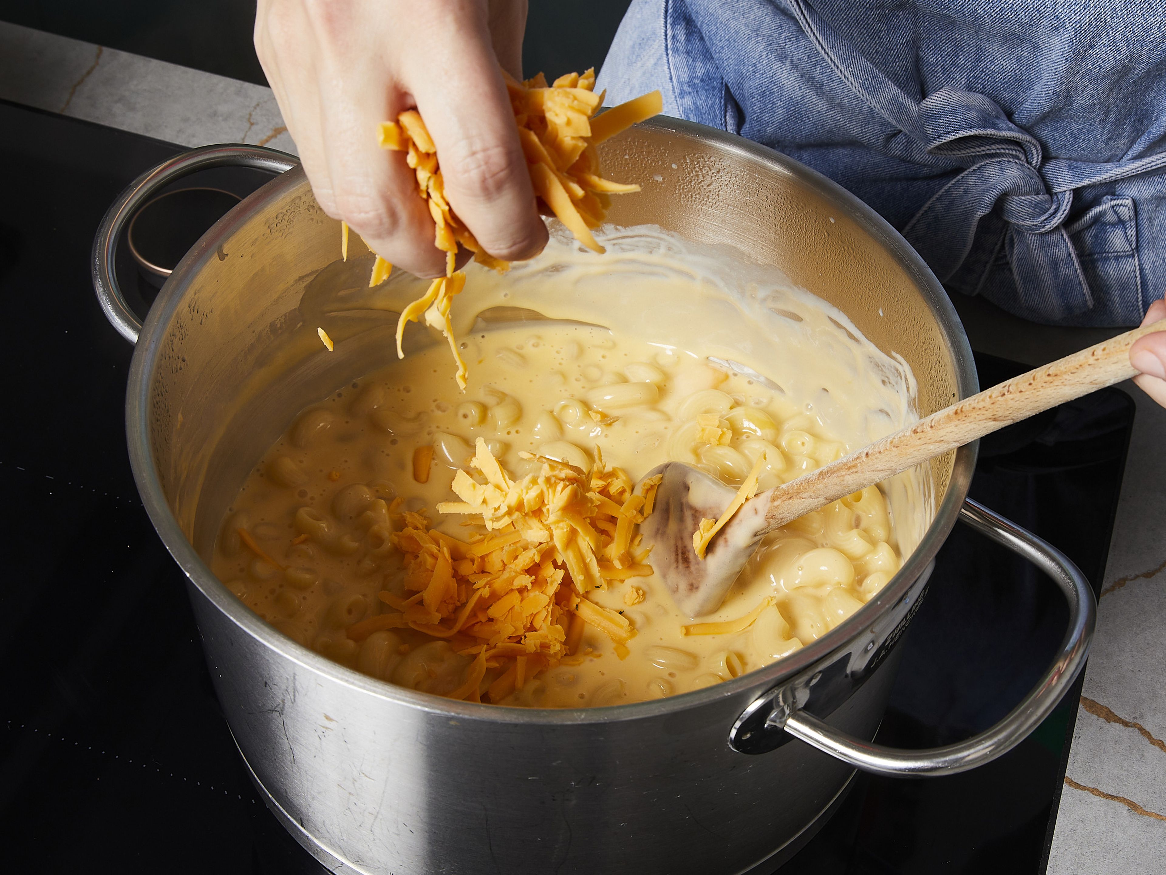 As soon as it starts to simmer, add the pasta and a good pinch of salt. Cook for approx. 8–10 min. or until the pasta is al dente. Stir occasionally. Then remove from the heat and mix in the cheddar cheese until it is completely melted and creamy. Season to taste with salt, pepper and nutmeg.