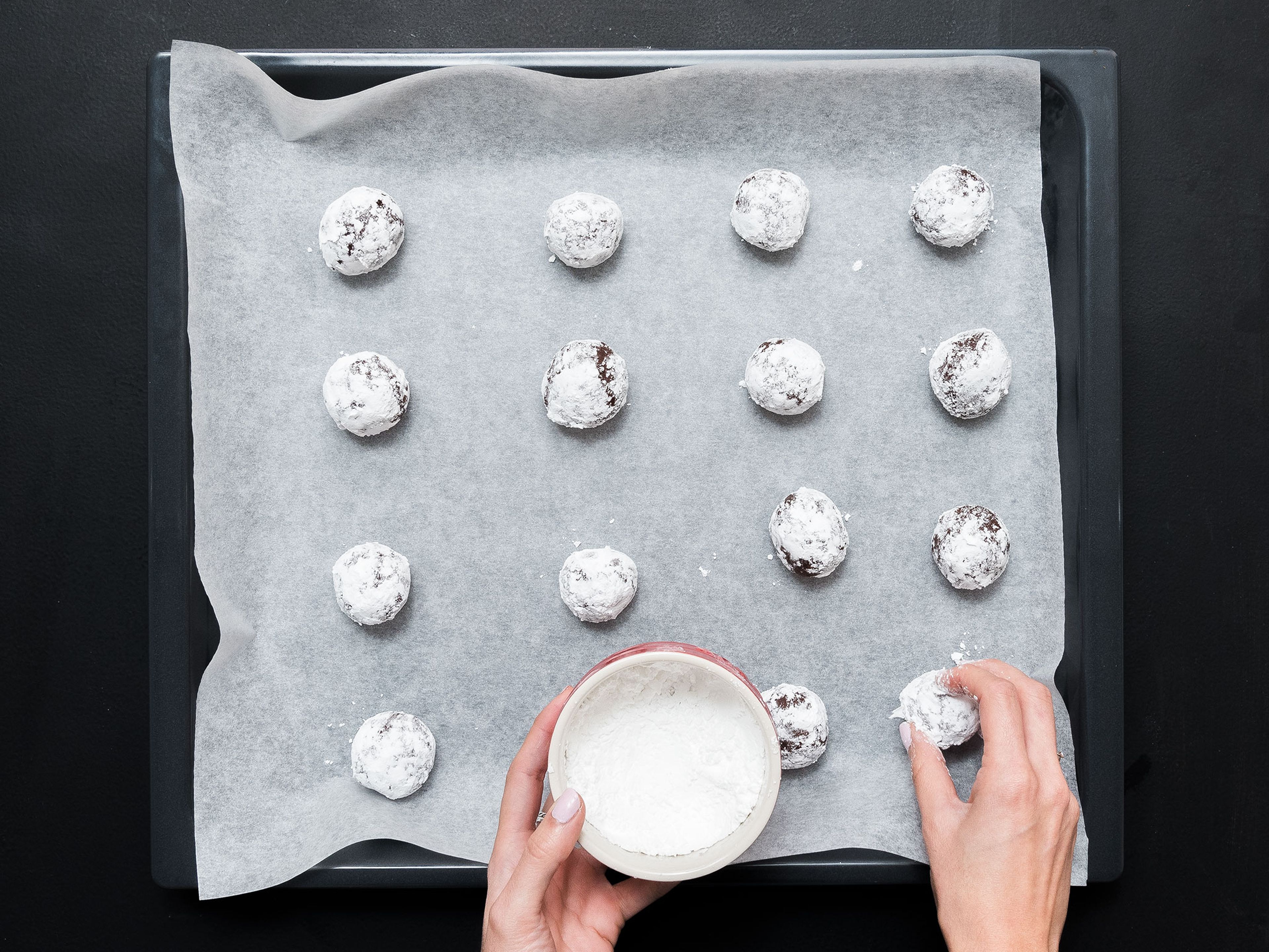 Preheat oven to 180°C/ 350°F. Form the dough into walnut-sized balls and roll them in confectioner's sugar. Place them on a baking sheet lined with parchment paper with approx. 3-cm/1.2-inch space in between and bake for approx. 12 min. Enjoy!