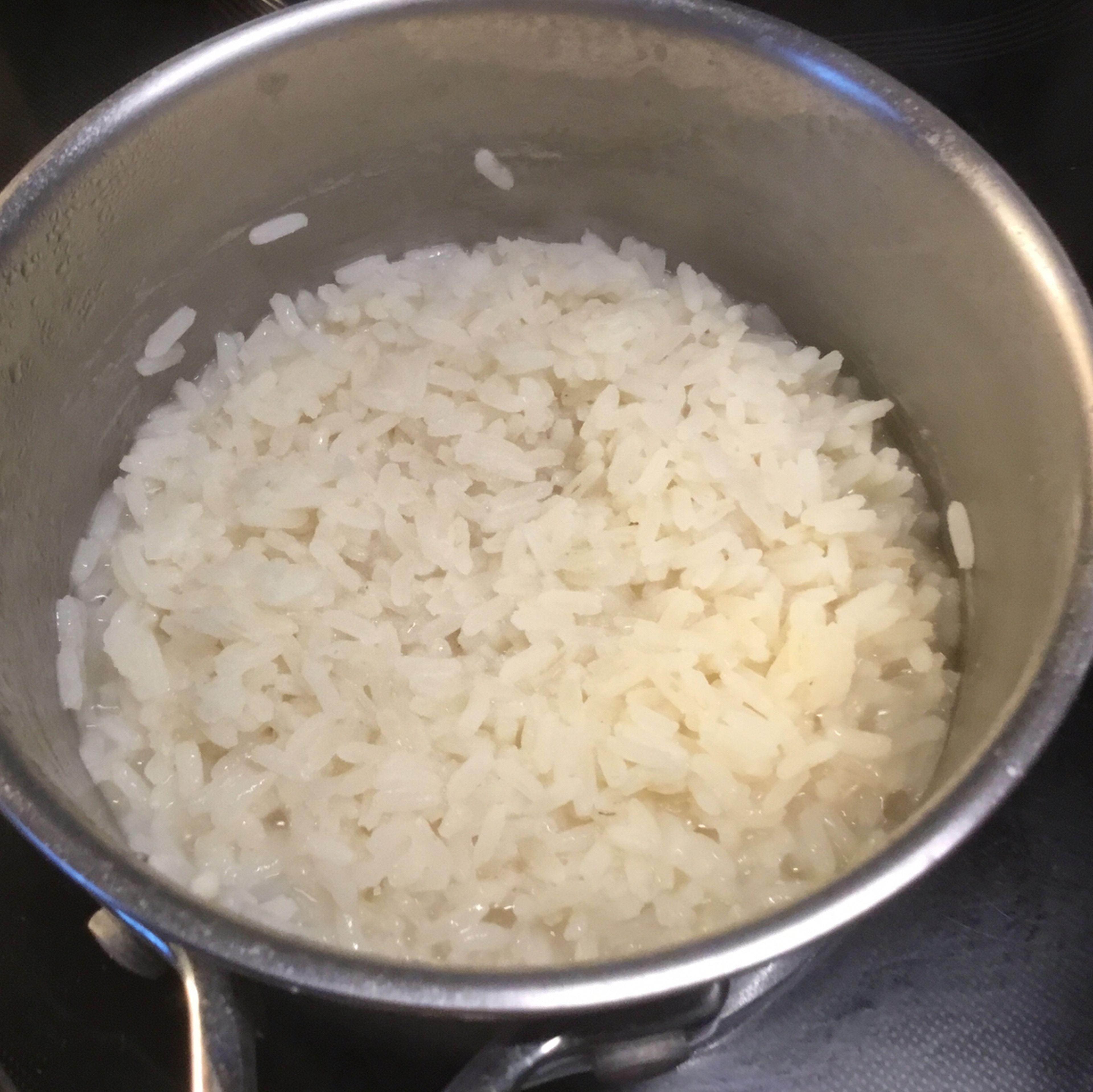 Zwischen dem Gemüse schneiden und Fleisch zubereiten Reis kochen. Das kann man pappig asiatisch machen ( Deckel beim kochen drauf legen) oder körnig deutsch. Bei der zweiten Zubereitungsart den Topf offenlassen, Wasser abdampfen lassen und ergänzen bis der Reis weich ist. Auch die Reisart ist entscheidend ob pappig oder körnig. Ein Duftreis dauert sehr kurz und ist i.d.Regel sehr pappig, dazwischen liegt der Basmatireis und am körnigsten ist ein paraboiled Langkornreis.