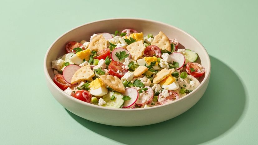 Cremiger Salat mit Crackern und Feta für dein nächstes Buffet