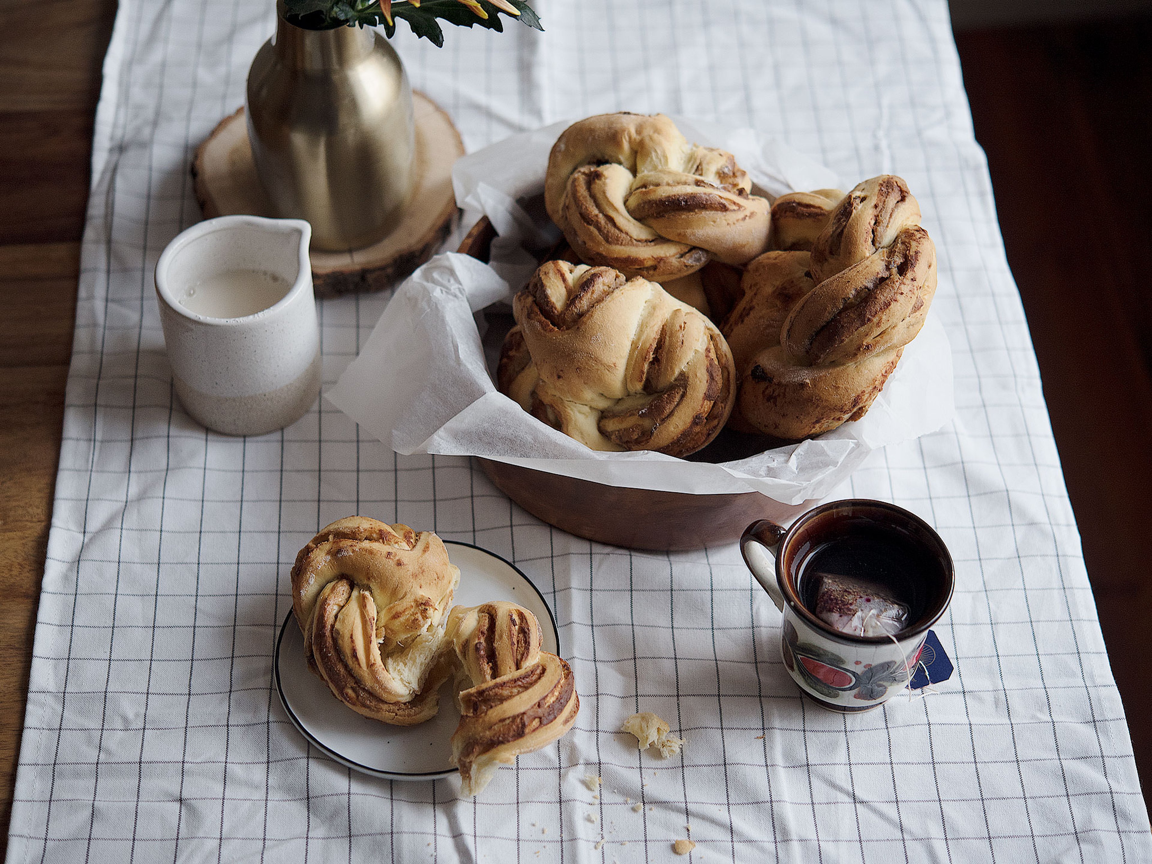 Chestnut brioche knots