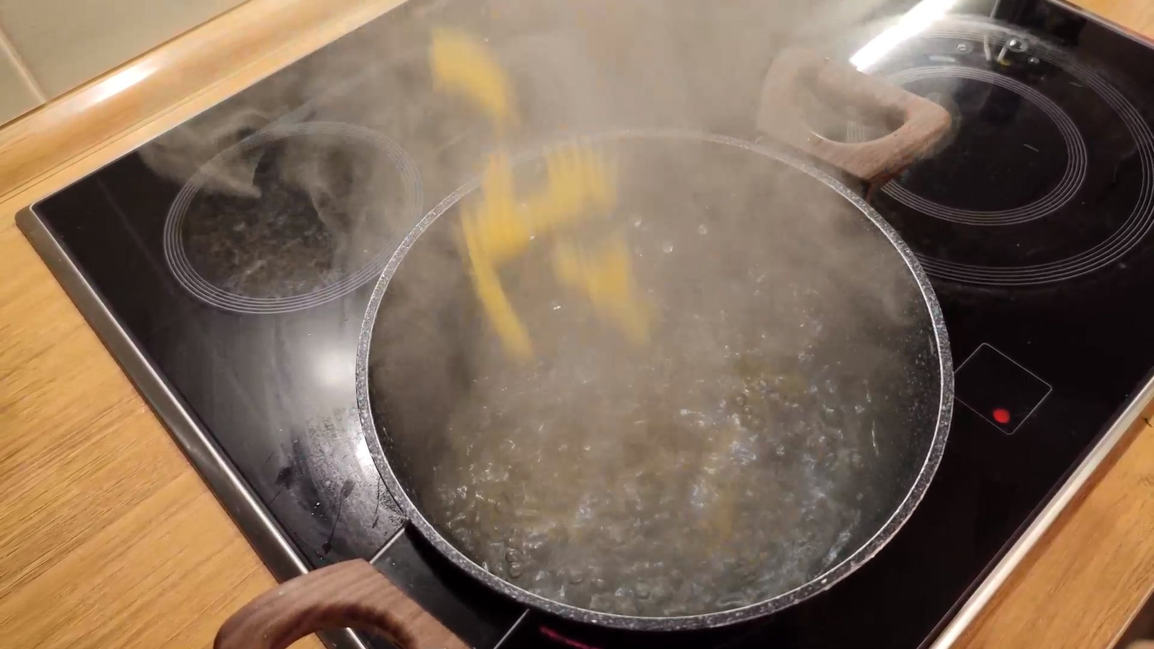 Nudeln Ihrer Wahl in gesalzenem Wasser bissfest kochen.