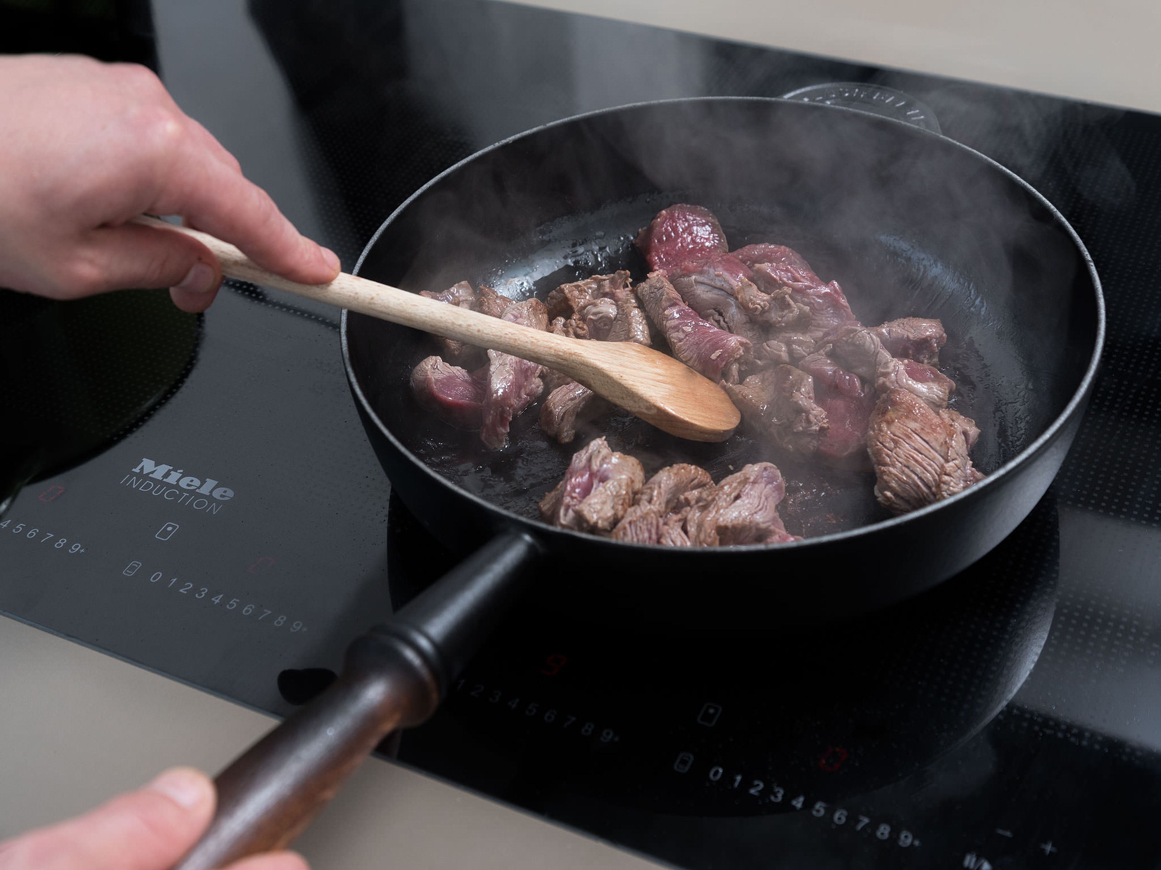 Heat half of olive oil and butter in a pan. Sear beef fillet strips for approx. 3 – 4 min., or until browned but still tender. Remove beef from the pan and keep warm. Cook tagliatelle approx. 6 min. or until al dente, then drain.