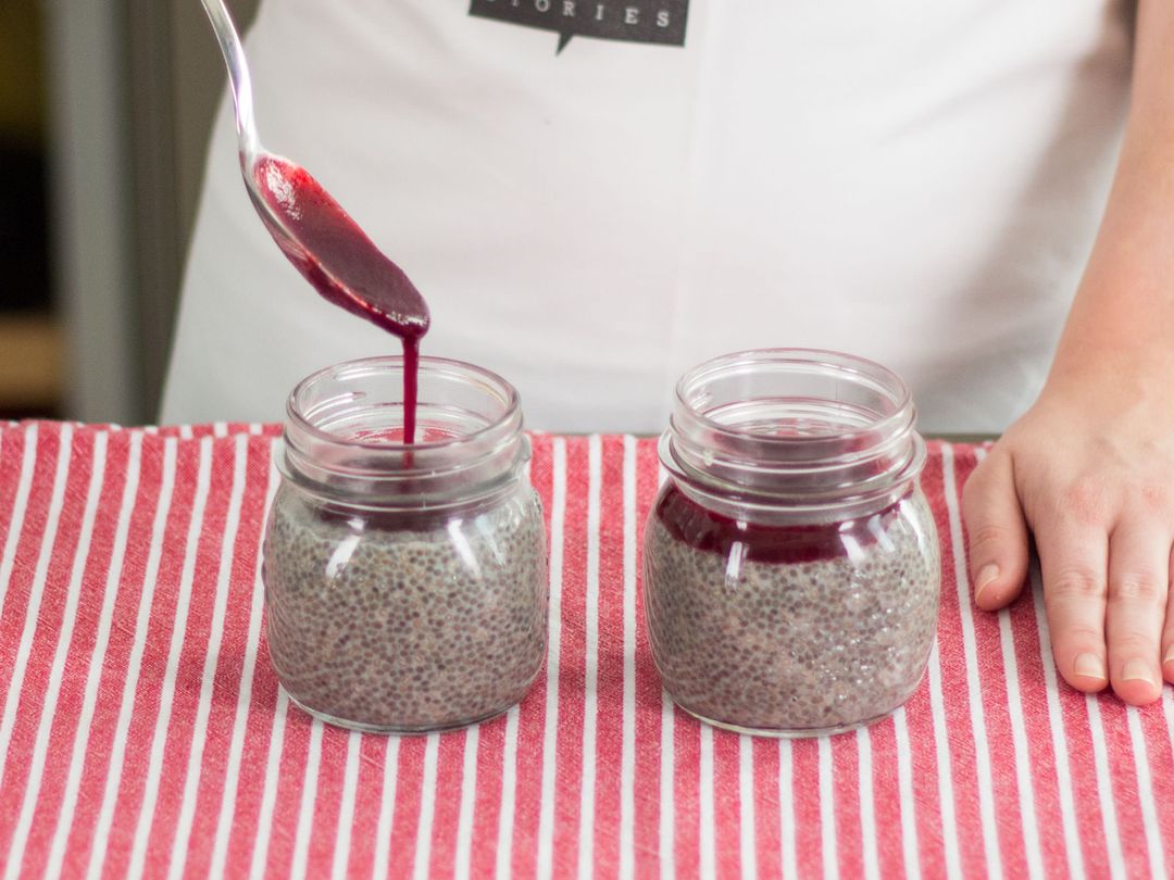 Chia-Vanillepudding mit warmer Beerensoße | Rezept | Kitchen Stories