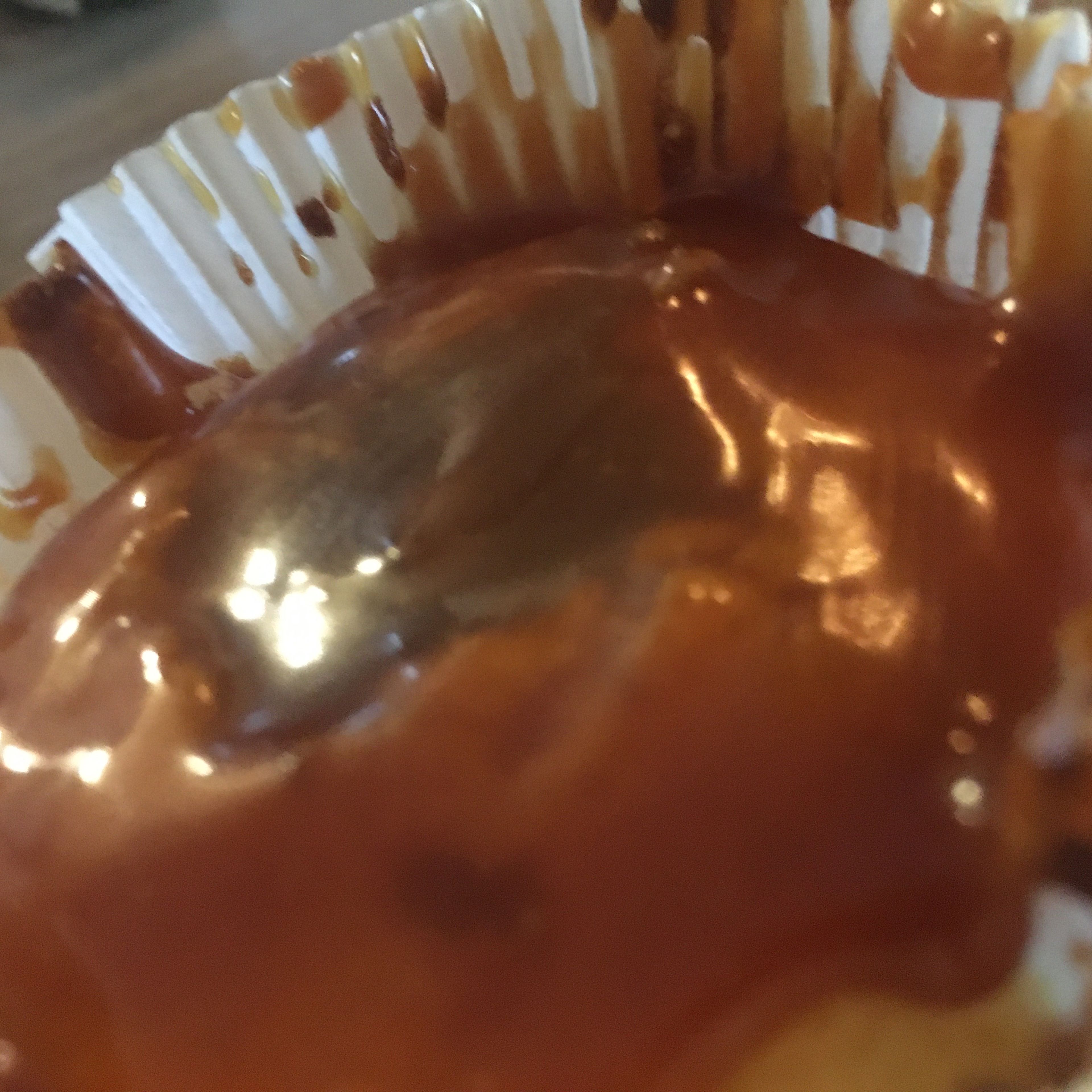 In die Mitte der Muffins ein Loch spritzen dabei muss man achten, dass das Loch nicht zum Boden geht. Die Karamellsauce hineingeben. Auf die Oberfläche der Cupcakes die restliche Karamellsauce mit dem Pinsl bestreichen.