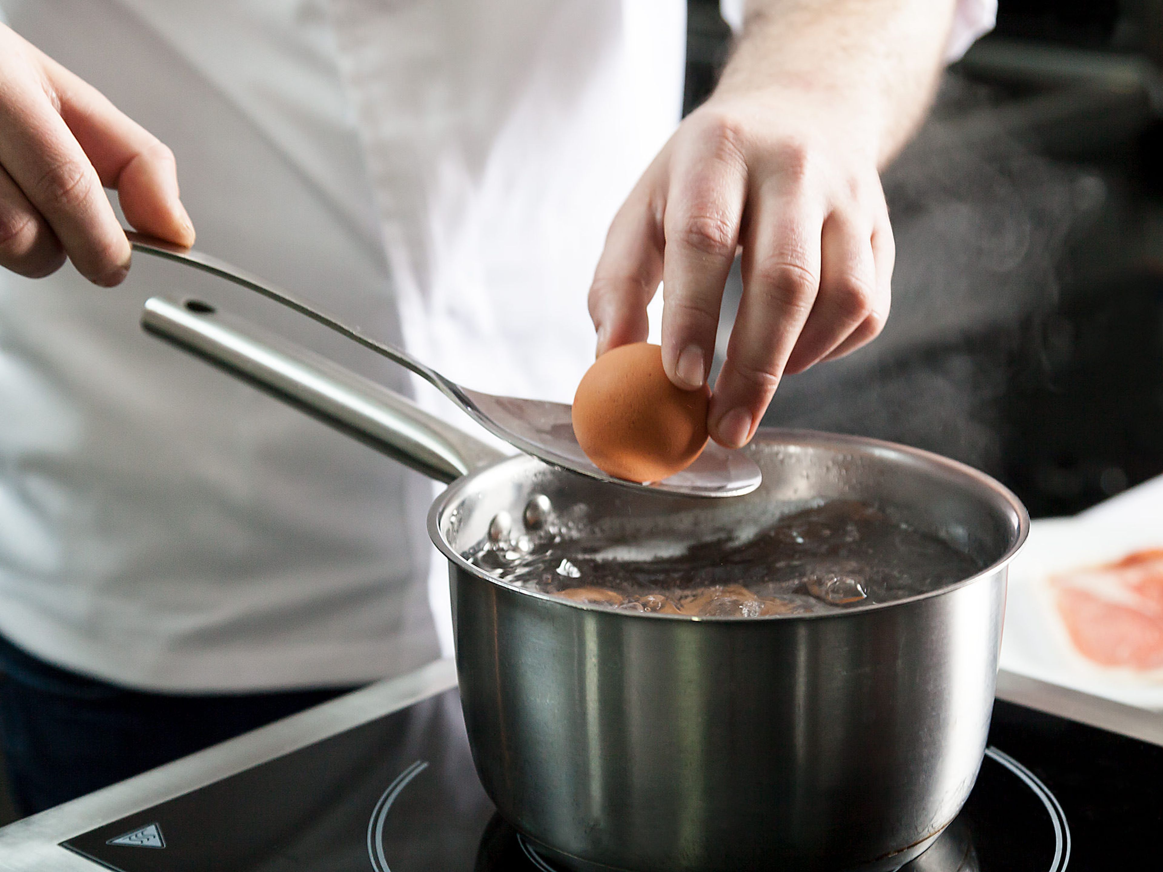 Backofen auf 180°C vorheizen. Einen Teil der Eier in einen Stieltopf mit Salzwasser geben und ca. 8 Min. hart kochen.