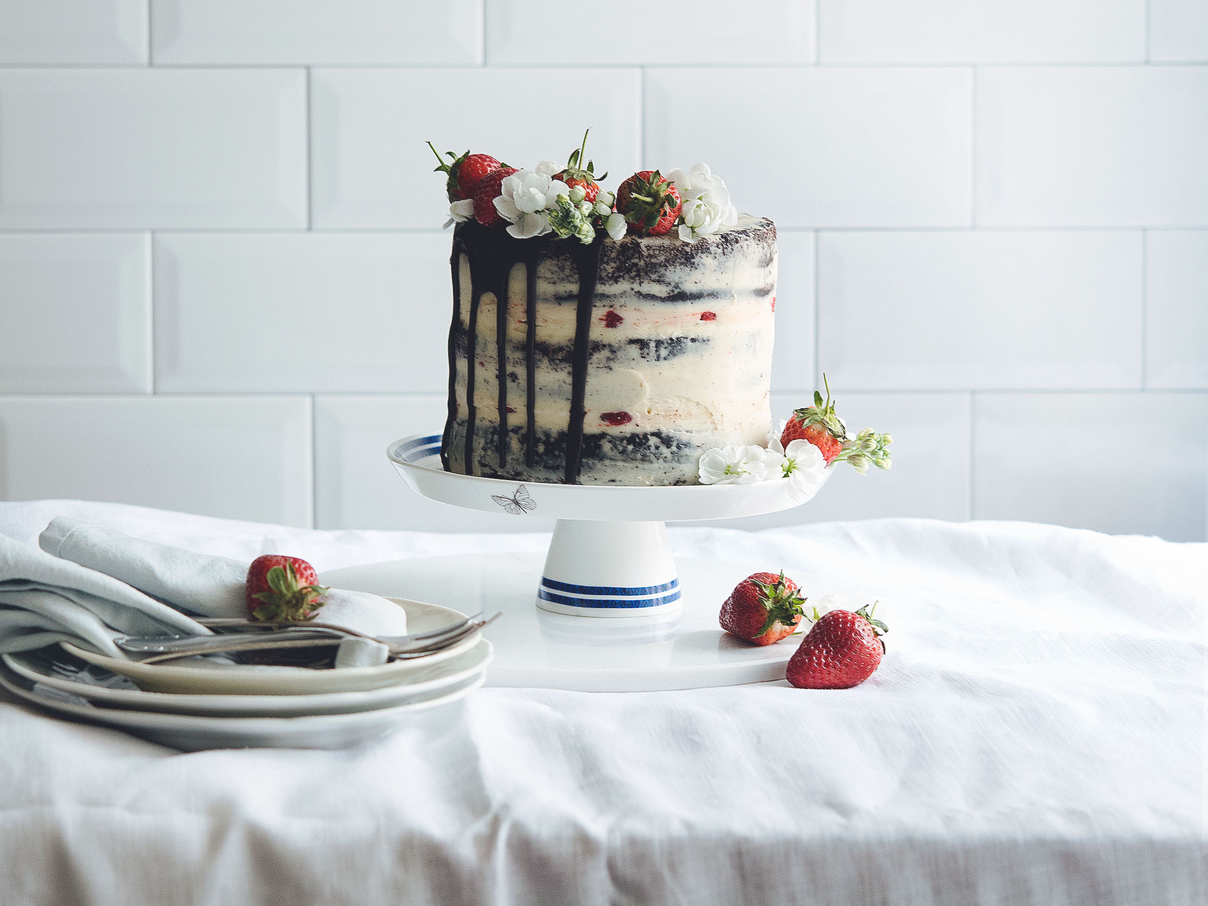 Naked Cake mit frischen Erdbeeren