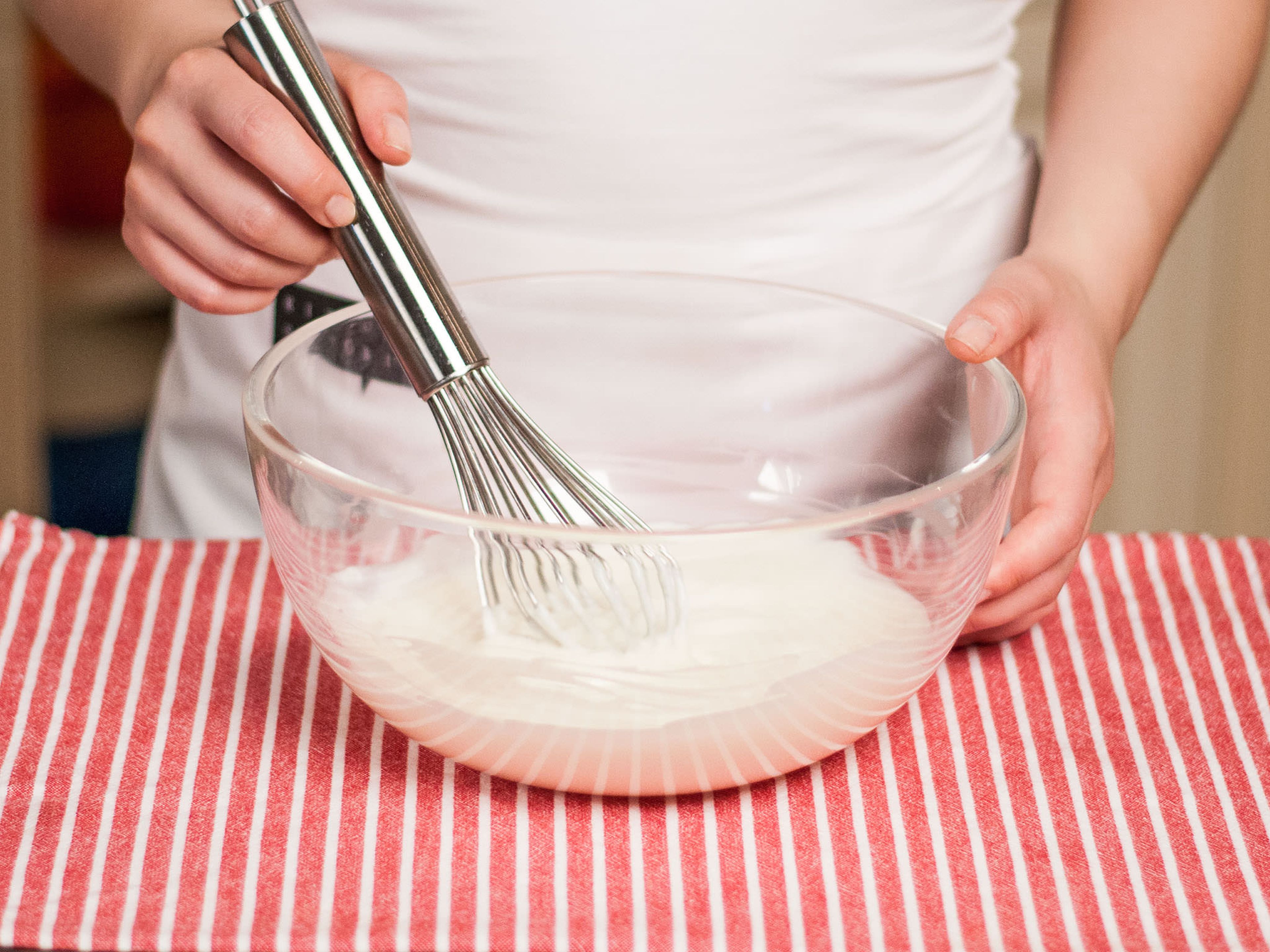 Griechischen Joghurt und Frischkäse mit Zucker und Vanillezucker zu einer geschmeidigen Masse verrühren.