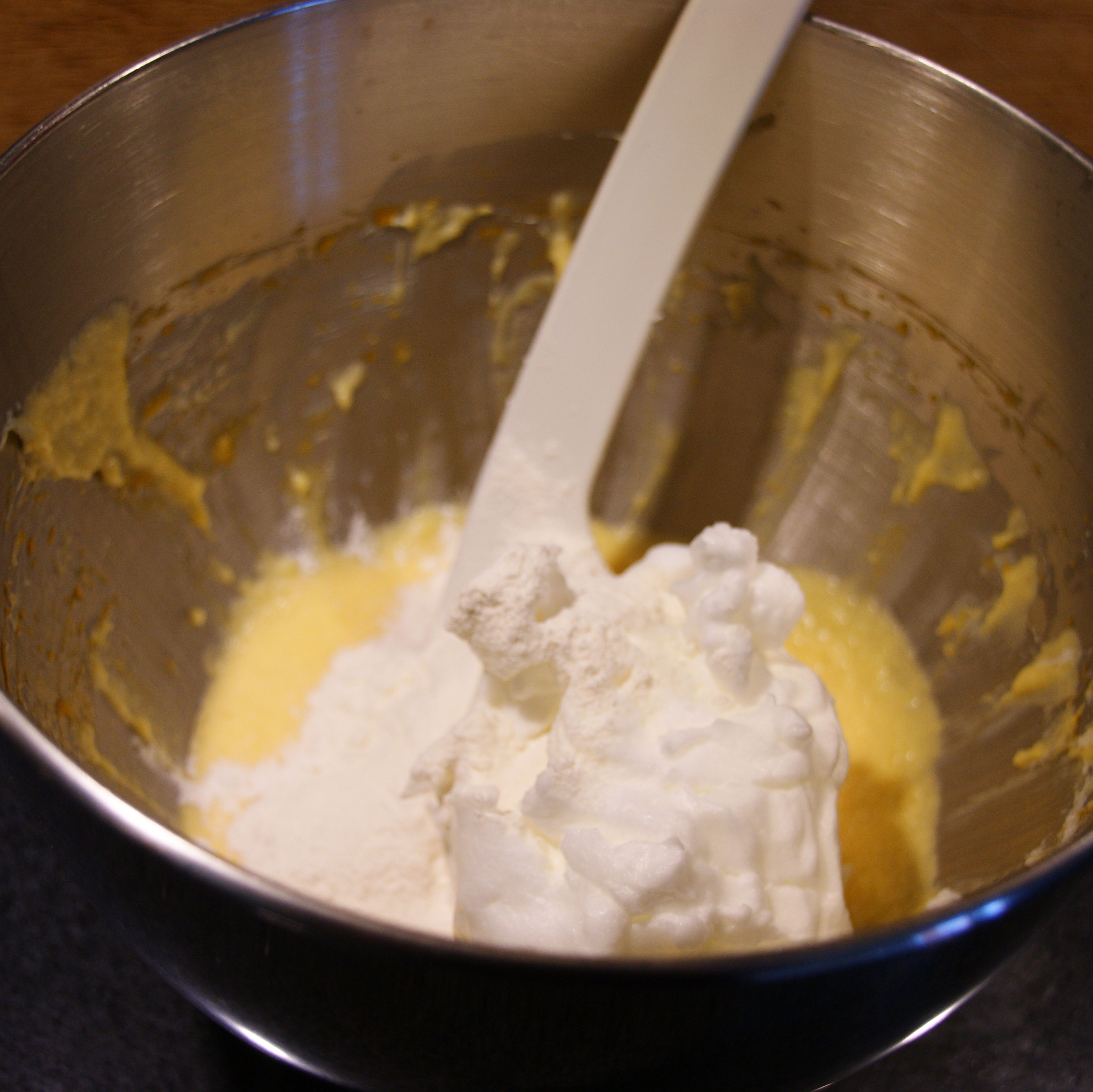 3 Eiweiß mit einer Prise Salz zu festem Eischnee schlagen und vorsichtig zusammen mit dem Mehl unterheben. Den Backofen auf 190° Ober-/Unterhitze vorheizen.