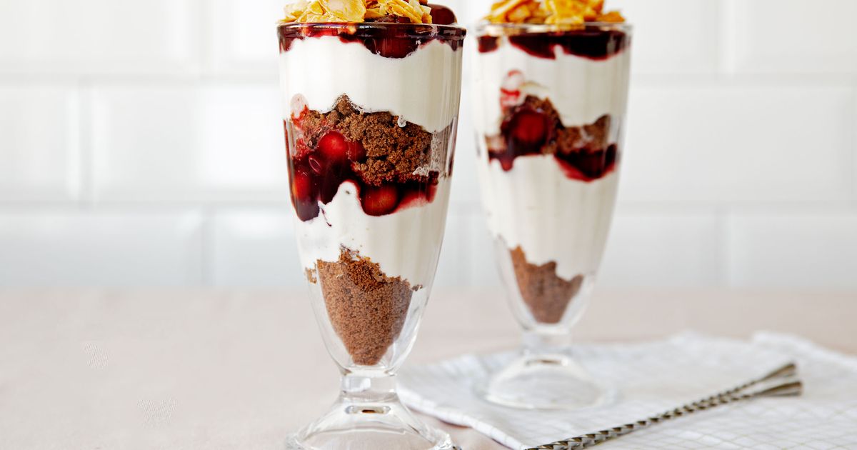 Cherry parfait with chocolate cookies | Recipe | Kitchen Stories
