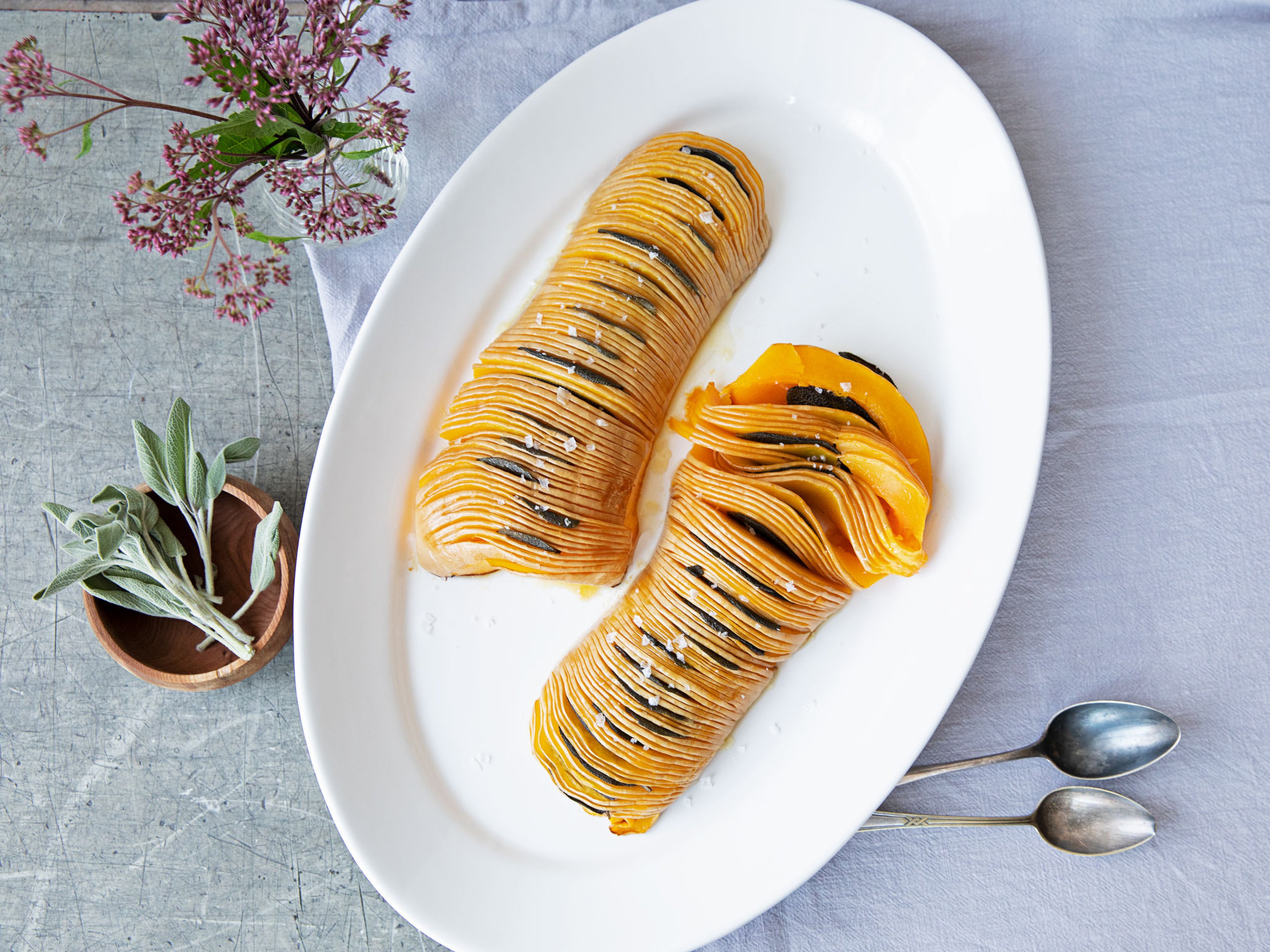 Hasselback-Butternusskürbis mit Salbei