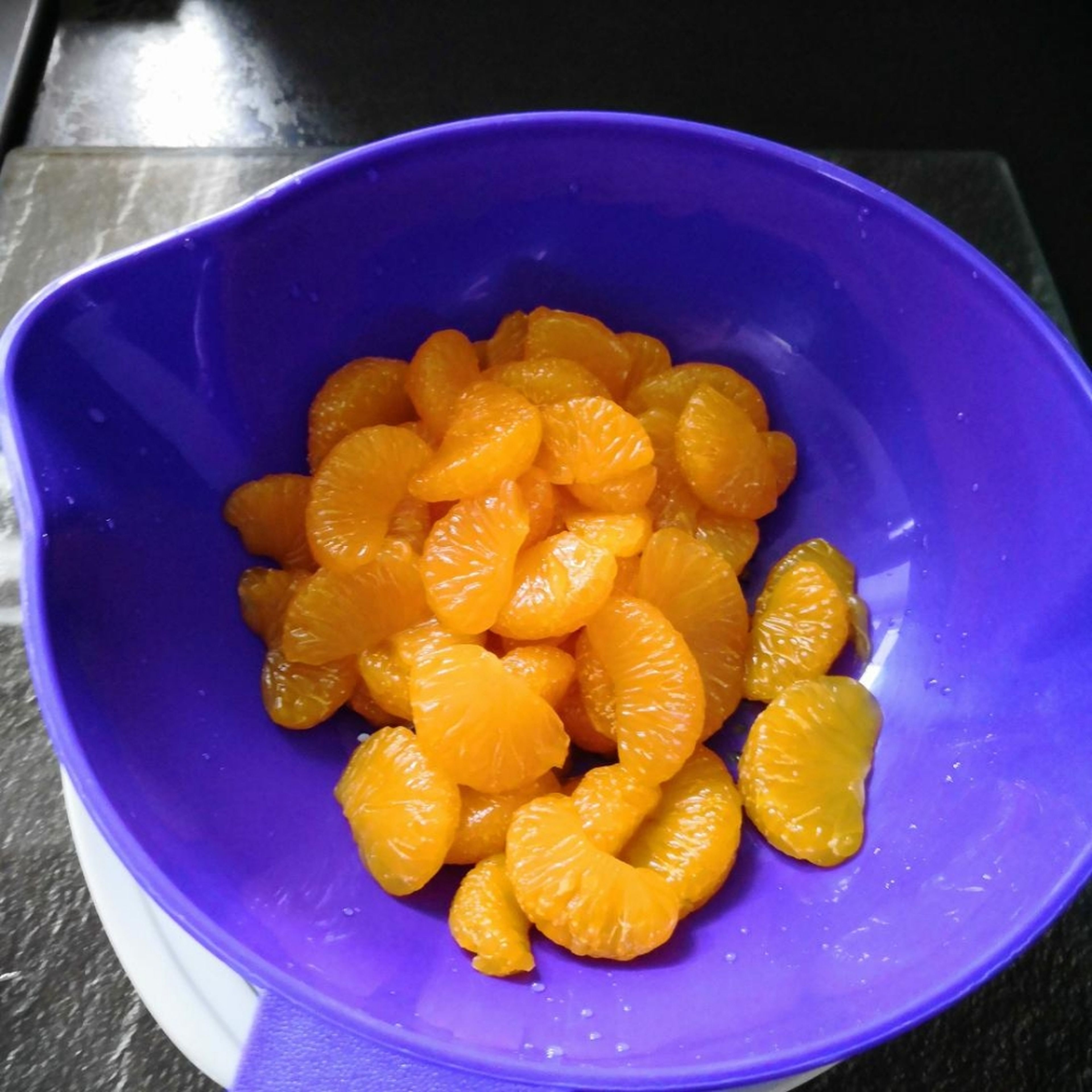 Mandarinen in einem Sieb abtropfen lassen.