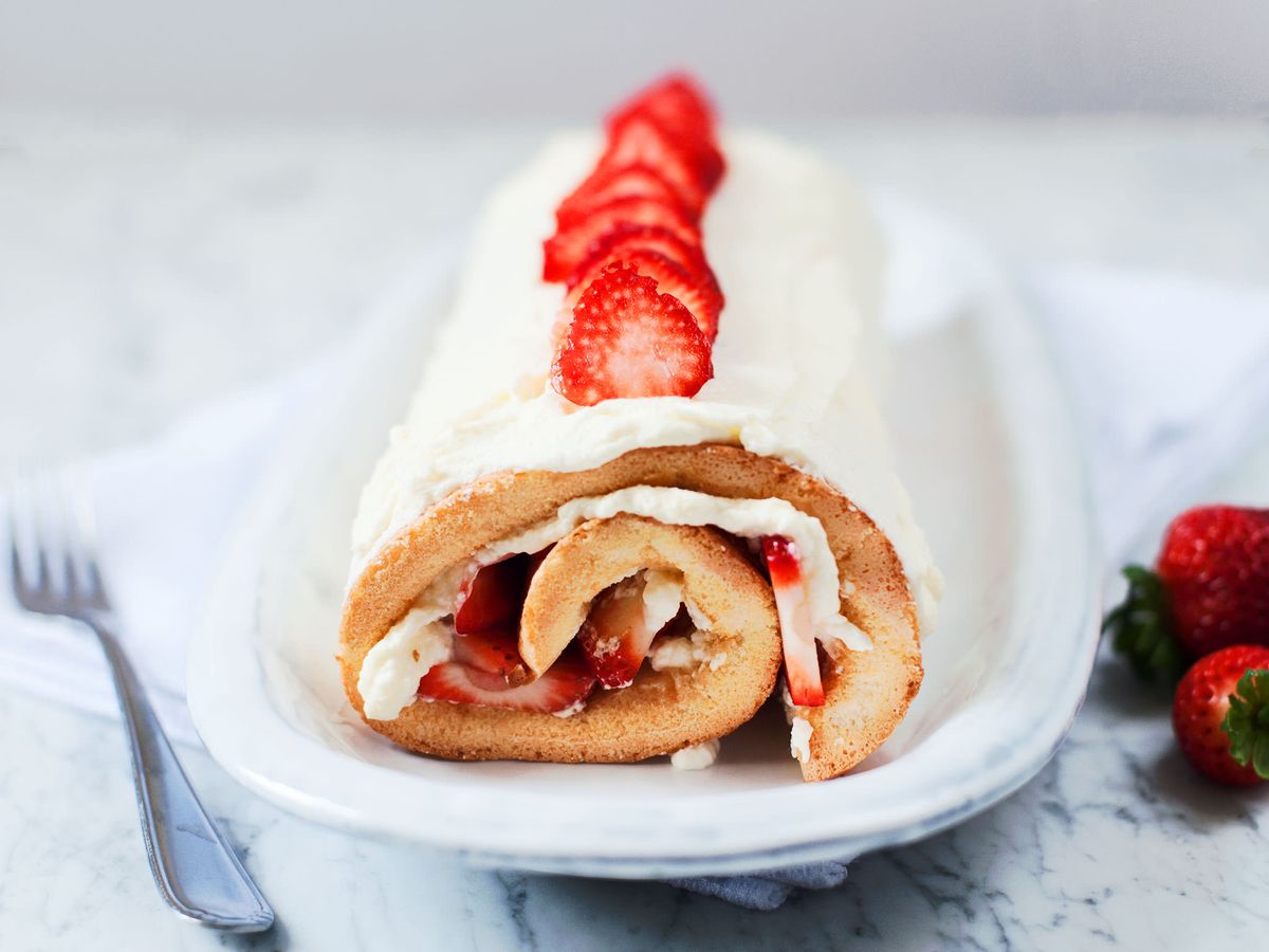 Strawberry Swiss roll | Recipe | Kitchen Stories