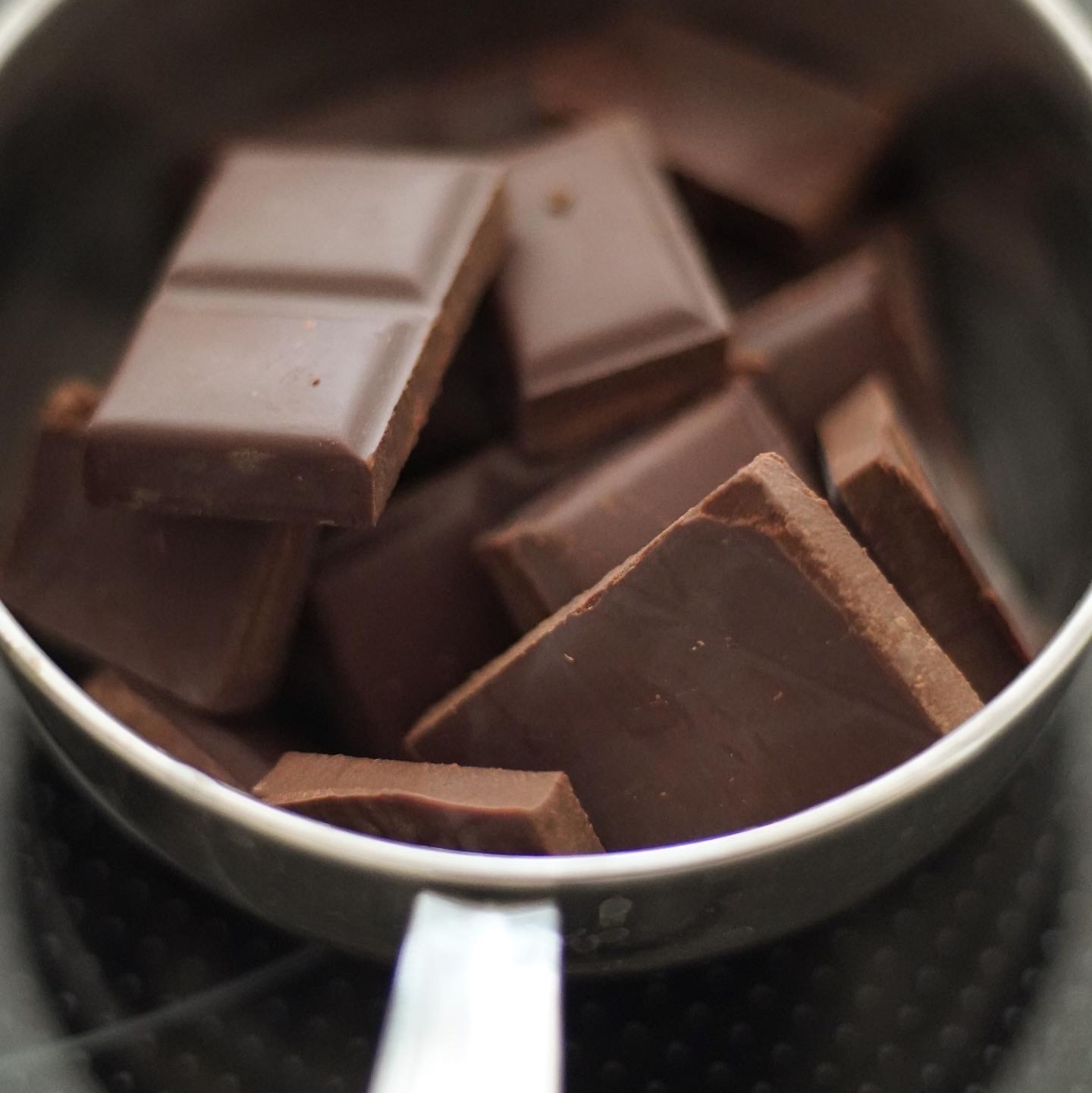 Den Ofen auf 180°C vorheizen. Die Schokolade in kleine Stücke brechen, in eine ofenfeste Schale geben und im aufwärmenden Ofen schmelzen lassen.