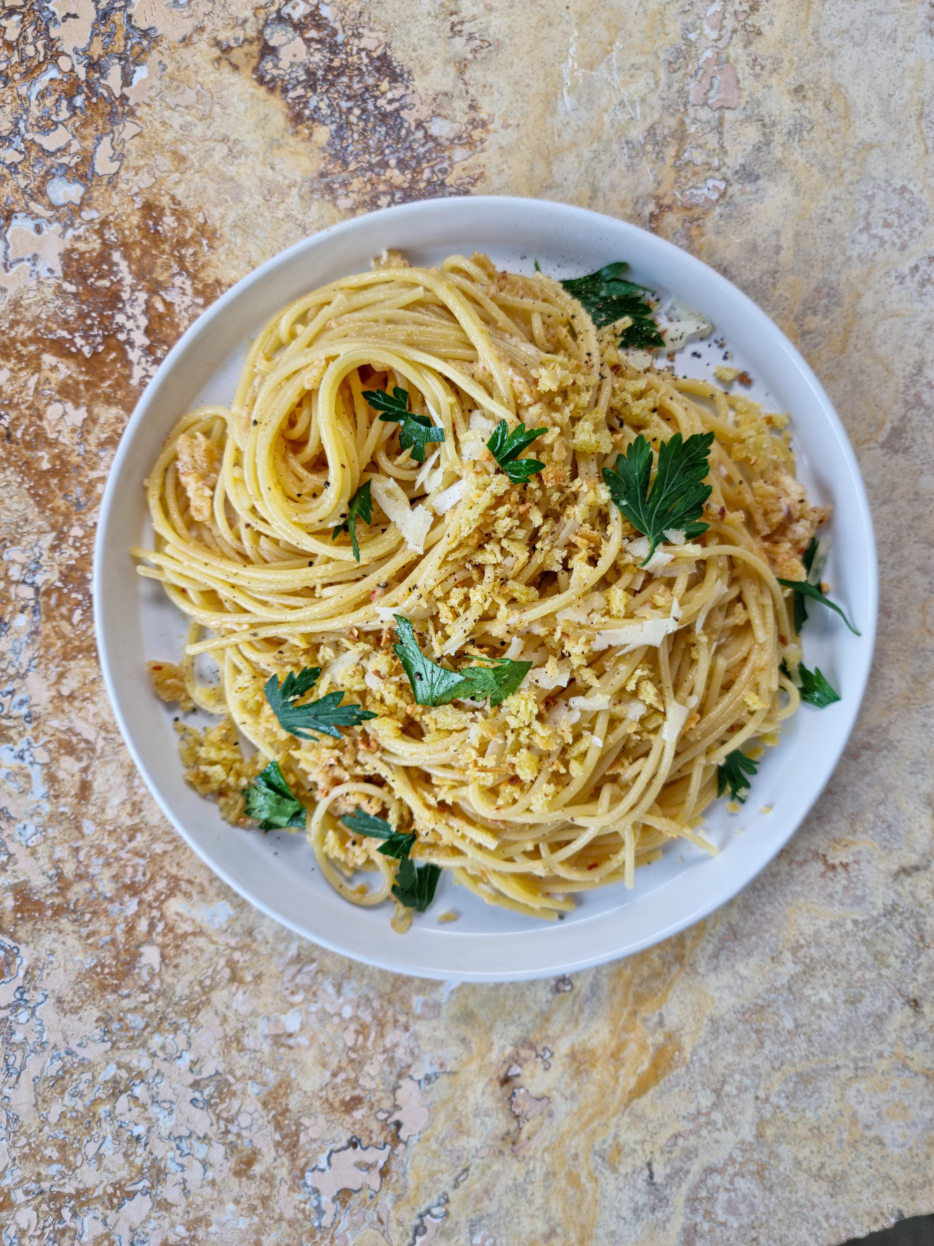 Pasta mit Sardellen und Knoblauchbröseln