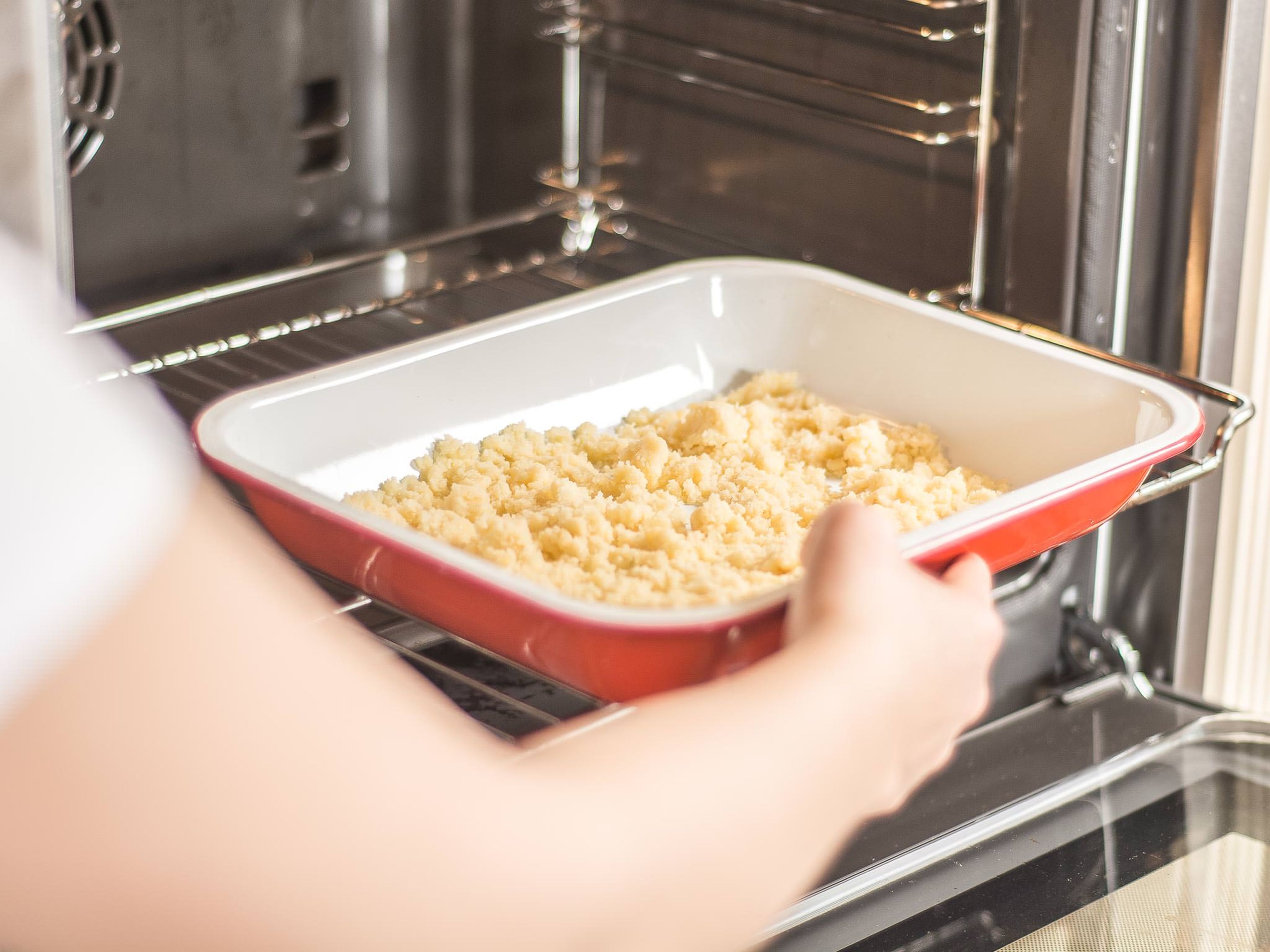 Die Streusel in eine Auflaufform oder auf ein mit Backpapier ausgelegtes Backblech verteilen und im vorgeheizten Ofen bei 160°C ca. 8 – 10 Min. goldgelb und knusprig backen.
