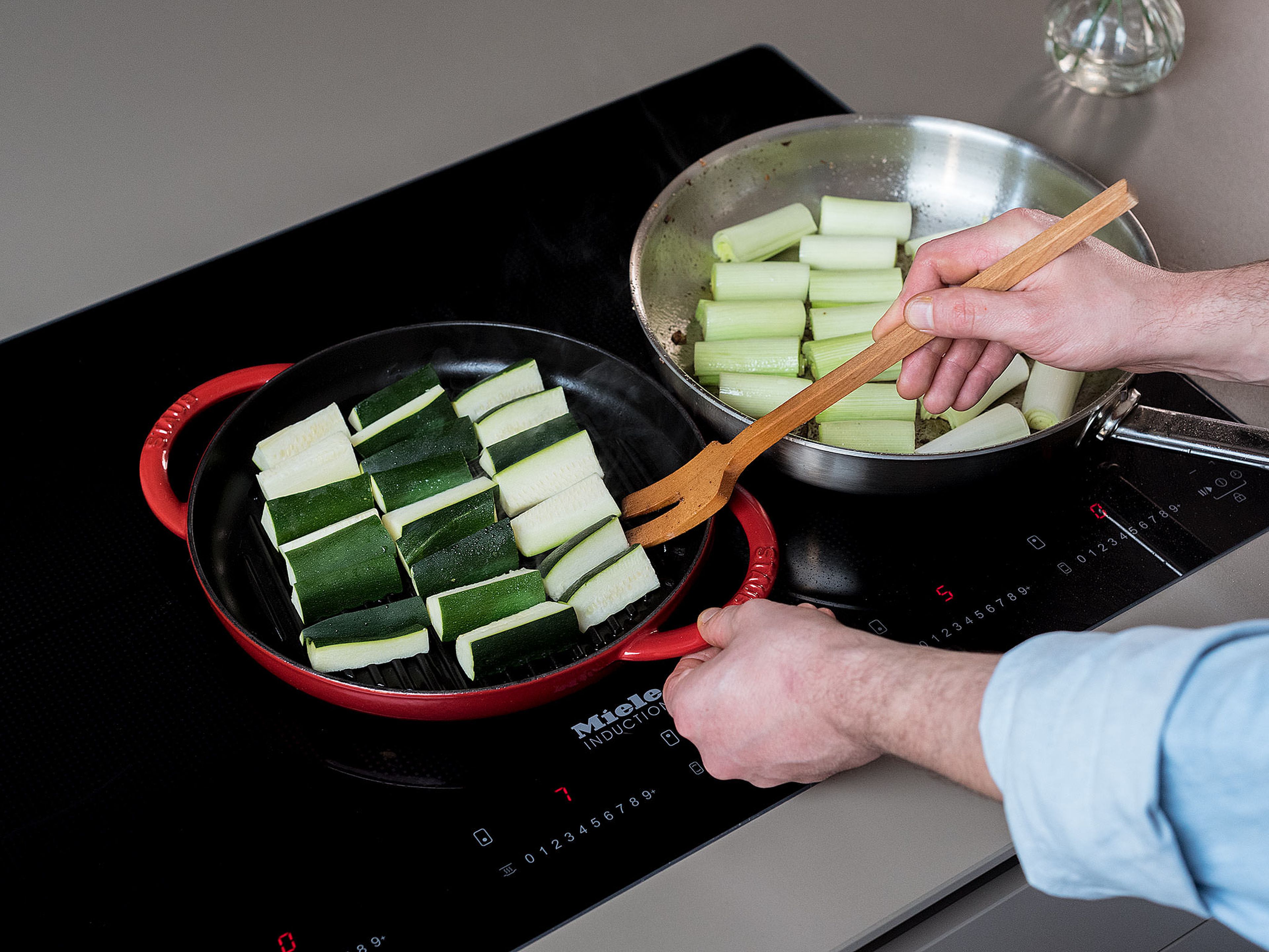 Cut leek into 5-cm/2-in. pieces and halve lenghtwise. In a frying pan, sauté for approx. 10 min., cut-side down, until they caramelize and char slightly, then flip and sauté for a few minutes on the other side, until softened. Set aside.