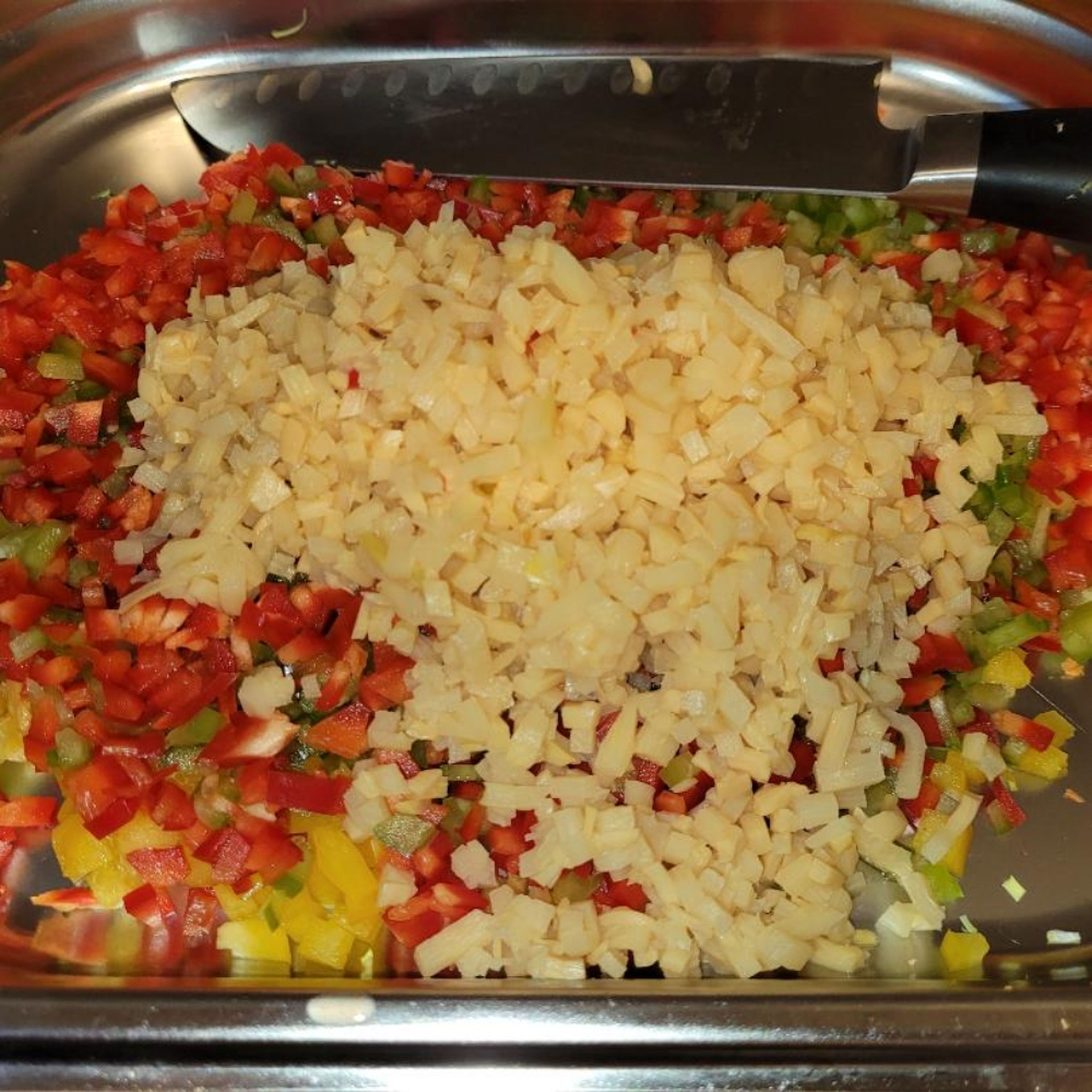 Paprika und Bambussprossen in sehr kleine Würfel und Schnittlauch in feine Röllchen schneiden.