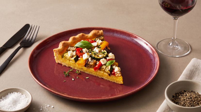 Bunte Polenta-Tarte mit geröstetem Gemüse und Feta
