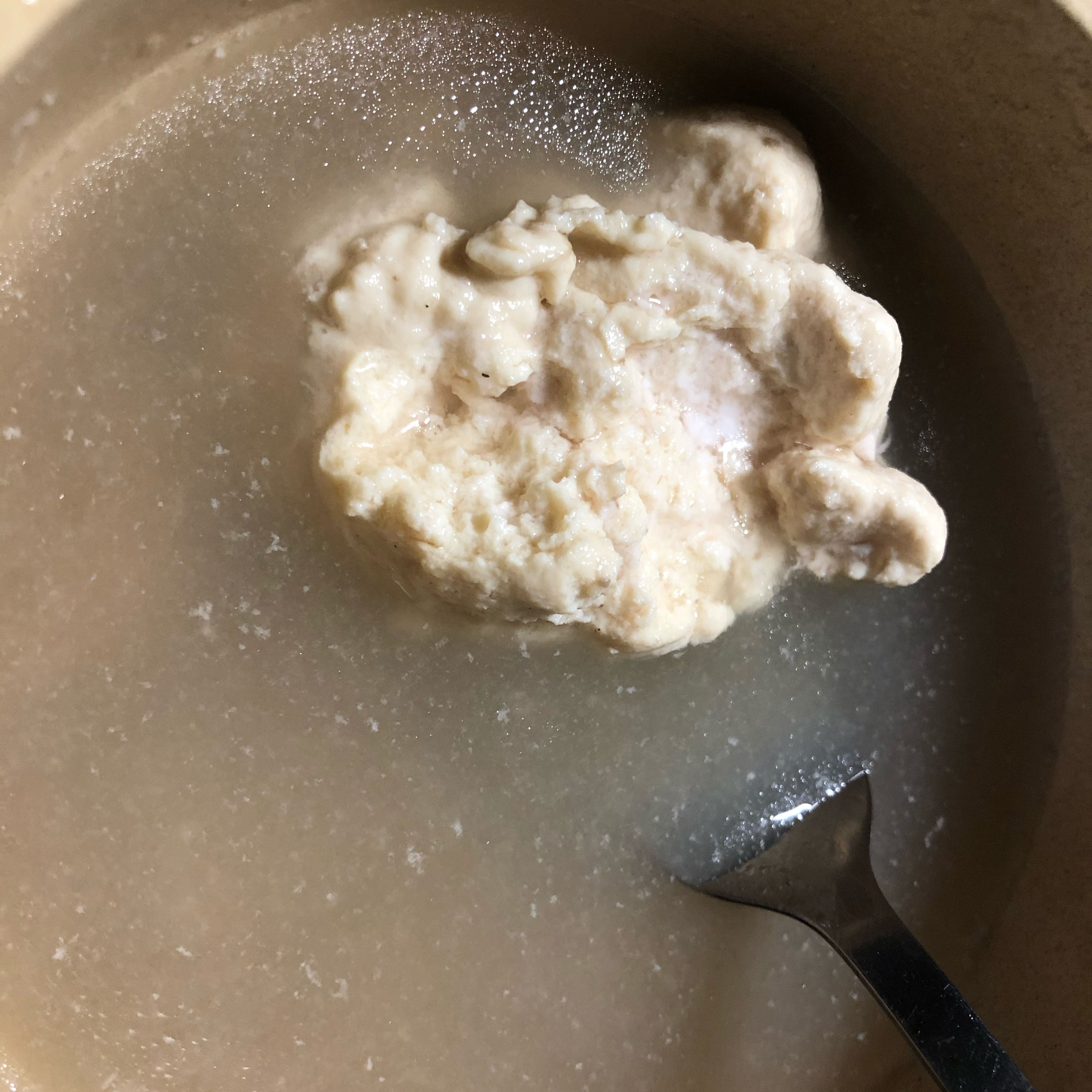 Take the chicken puree out of the refrigerator, bring the chicken broth to the boil, add the matsutake mushrooms, then slowly pour in chicken puree, without stirring, let it settle into pieces.
