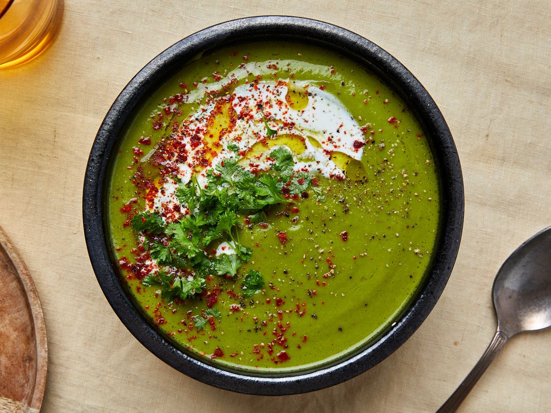 Green veggie soup with chickpeas