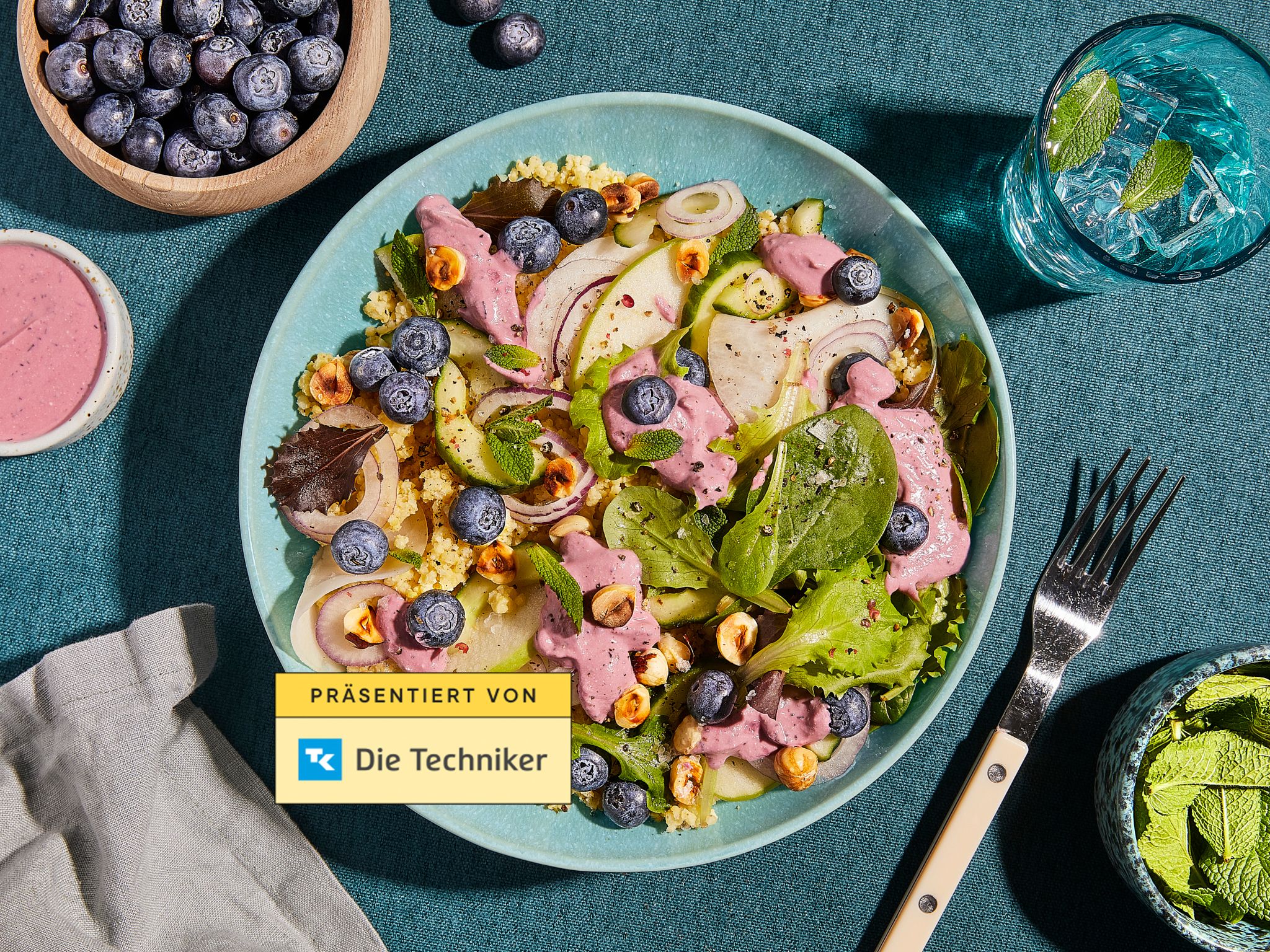Heidelbeer-Salatbowl mit Kräuter-Haselnuss-Hirse | Rezept | Kitchen Stories