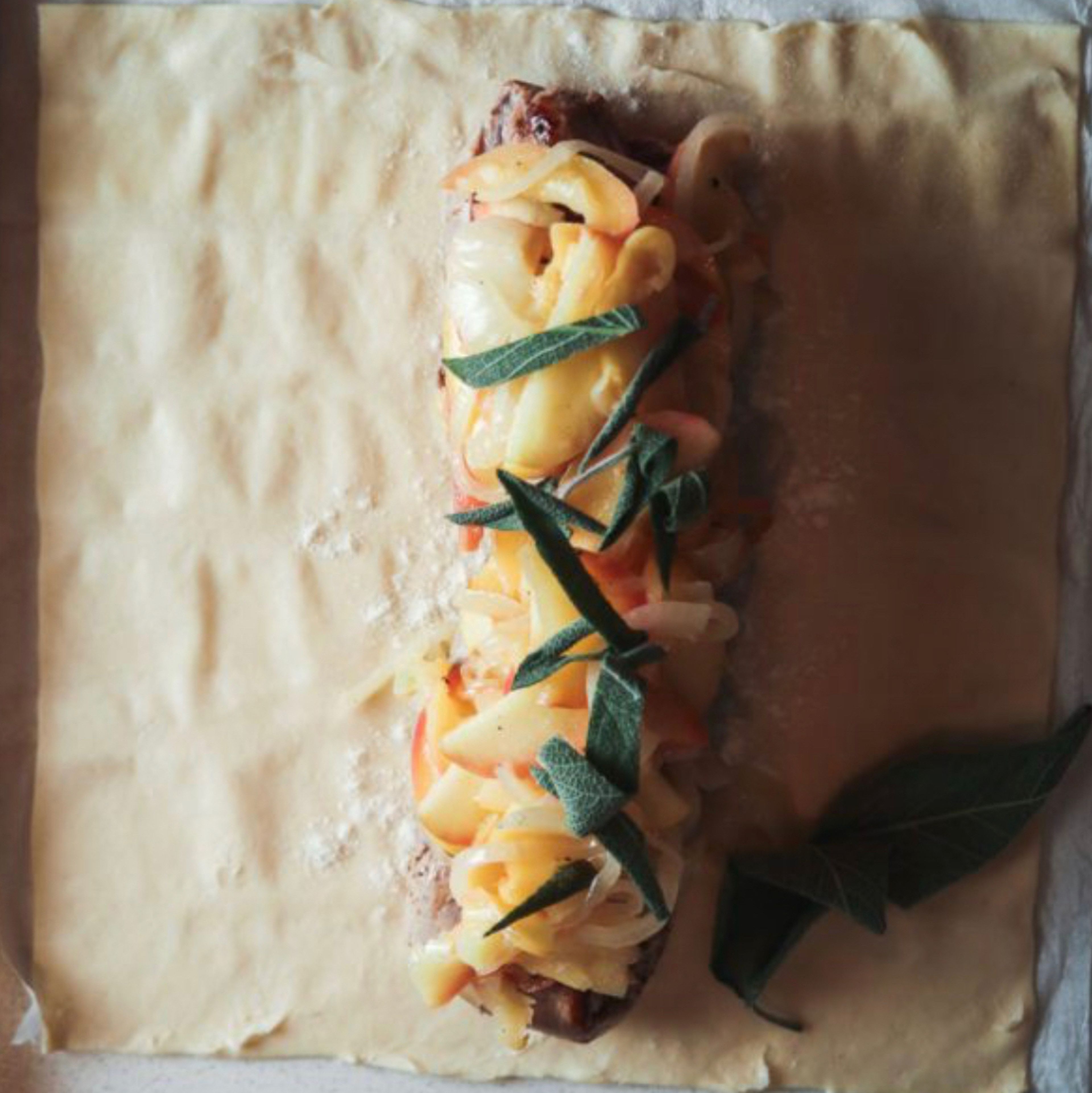 Place every pork tenderloin in the middle of one puff pastry sheet and arange the filling and fresh sage on top of the tenderloins.