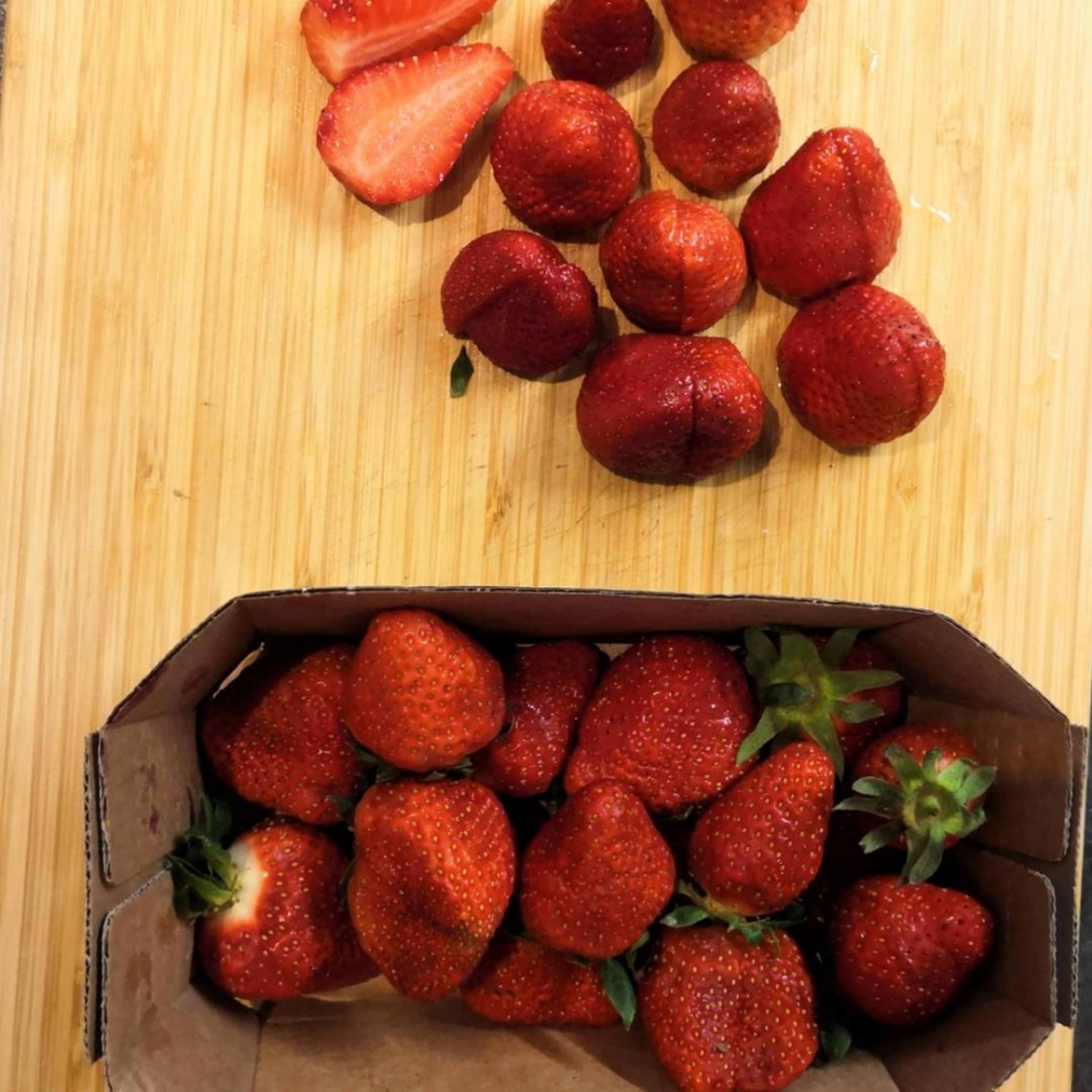 Die Erdbeeren waschen und halbieren.