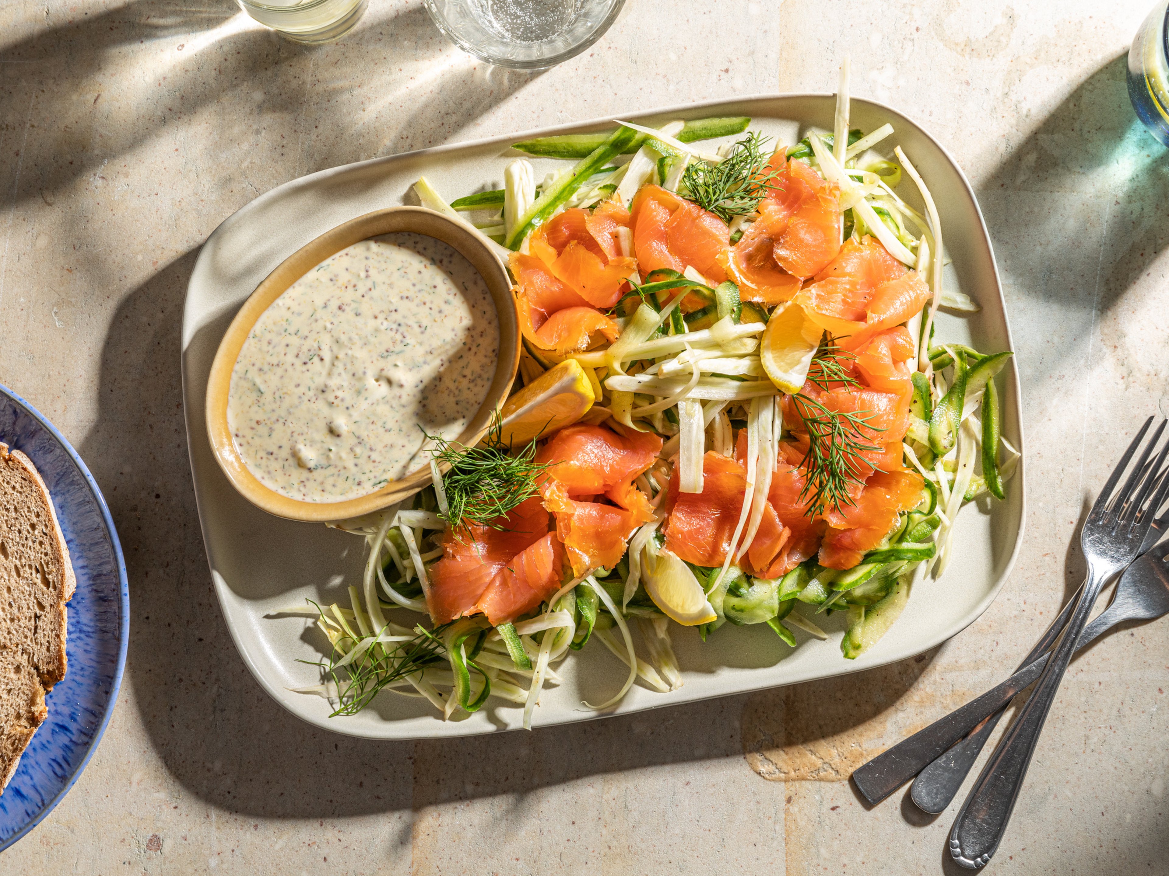 Einfacher Fenchelsalat mit Räucherlachs und Gurke