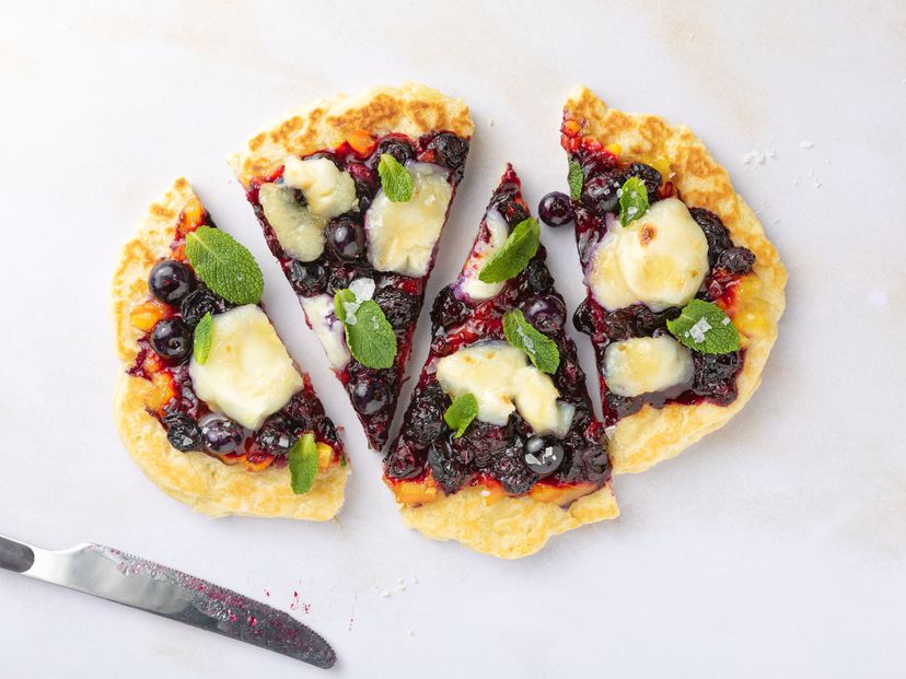 Quick flatbread with goat’s cheese, blueberries and mint