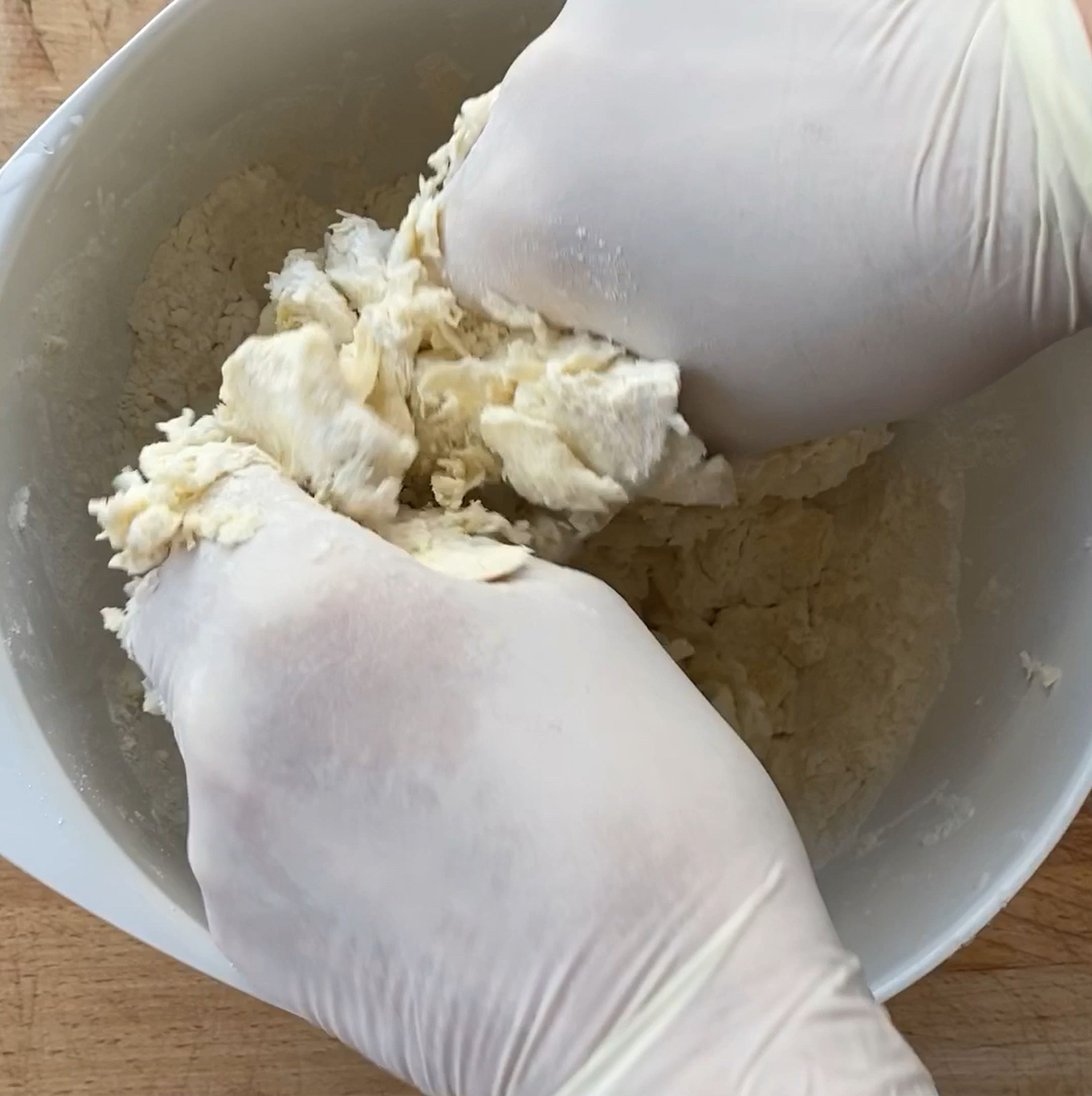 Mehl, Butter, Salz und Wasser mit den Händen zu einem glatten Teig kneten, sodass sich der Teig einfach vom Schüsselrand lösen lässt.