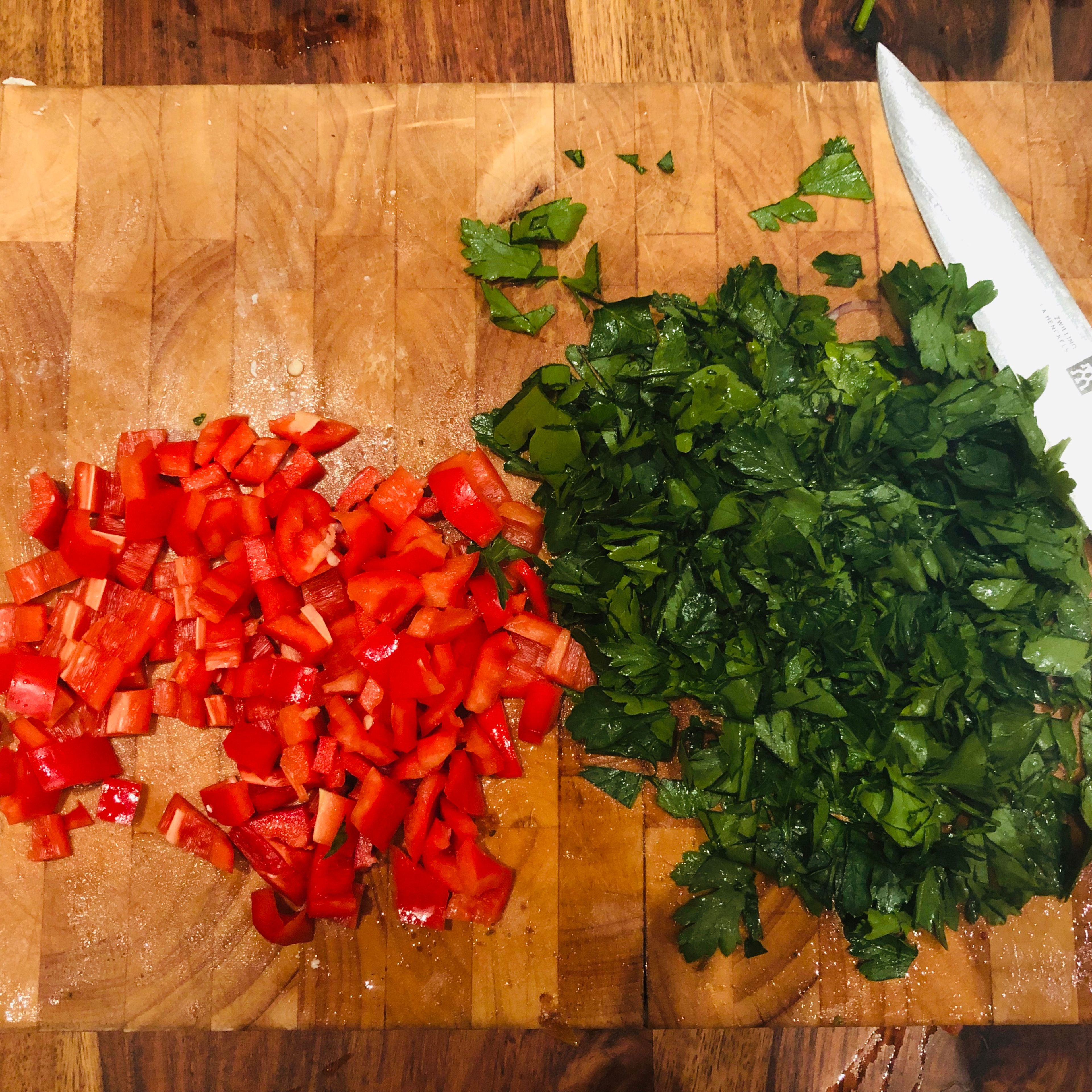 Mince bell pepper. Remove the stems from the parsley and chop roughly.