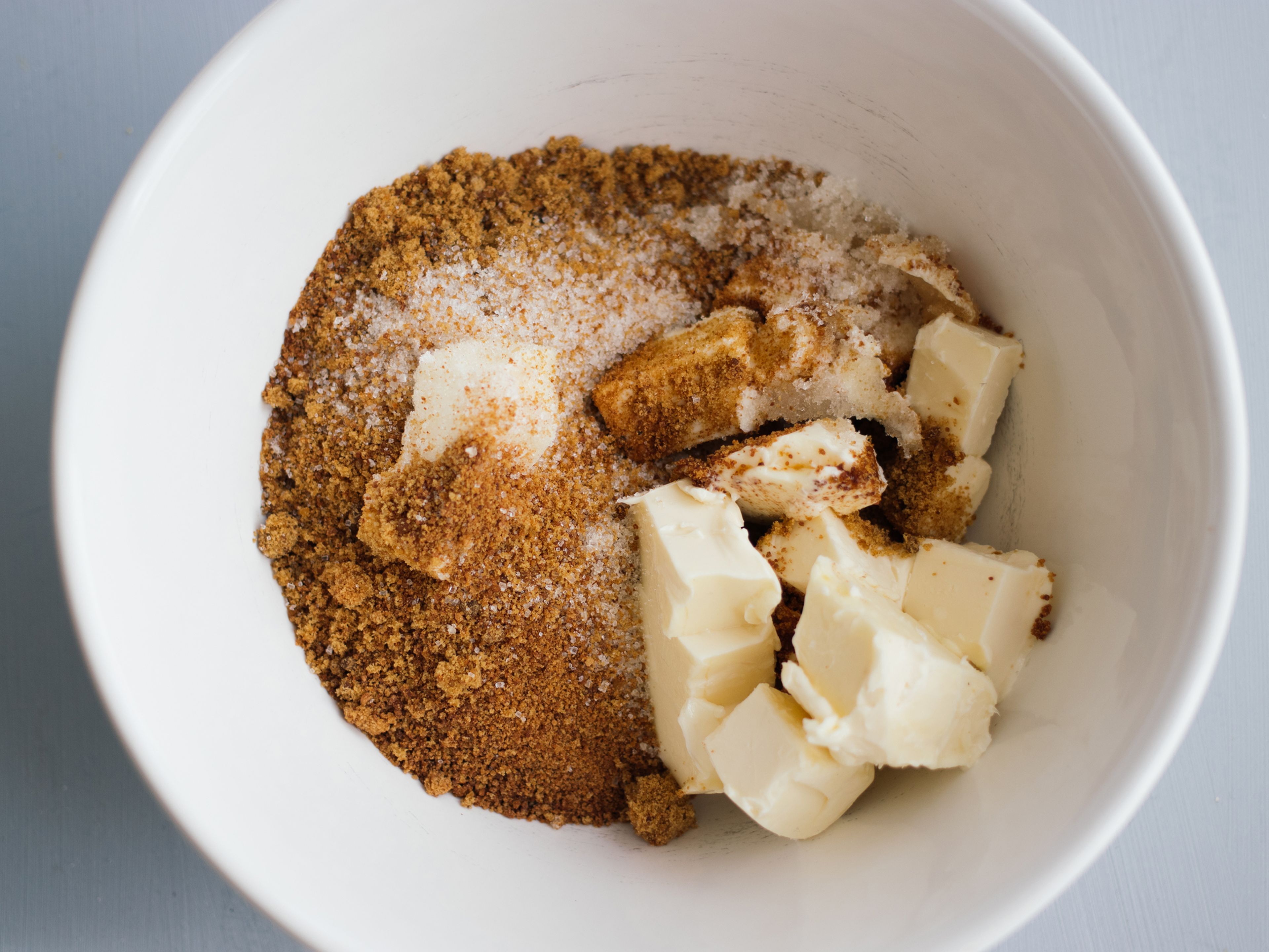 In einer großen Schüssel Margarine mit Zucker, Vollrohrzucker und Kokoszucker aufschlagen, bis die Mischung heller wird. Apfelmus und Vanilleextrakt dazugeben und verrühren.