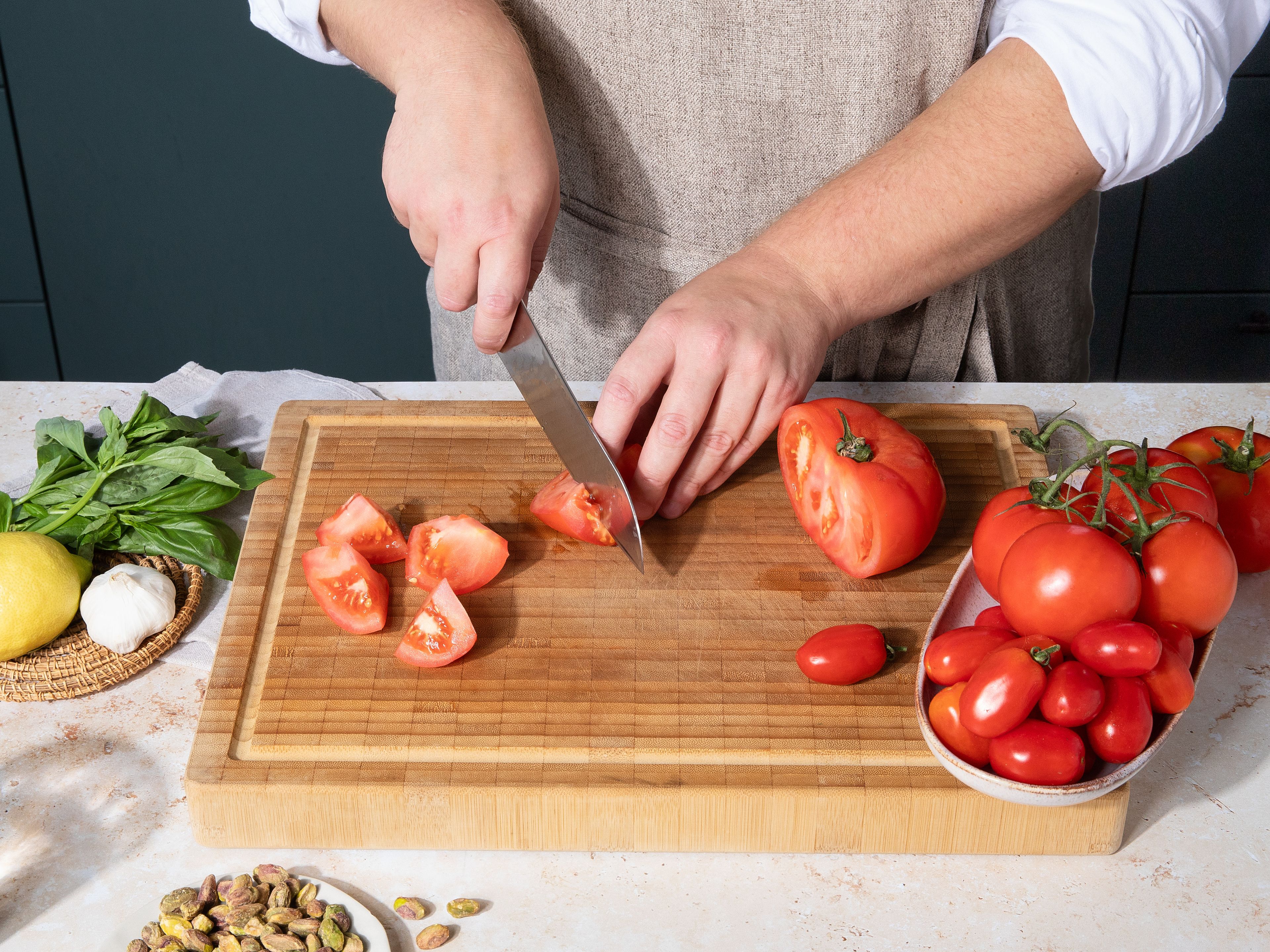Tomaten in mundgerechte Stücke schneiden. In eine große Schüssel geben, leicht salzen und ca. 15 Min. beiseite stellen. Für das Pistazienpesto die Pistazien mit Knoblauch, Zitronenabrieb, Zitronensaft und etwa die Hälfte des Olivenöls in einem Mörser oder Mixer zu einer groben Masse verarbeiten. Mit Salz und Pfeffer abschmecken.
