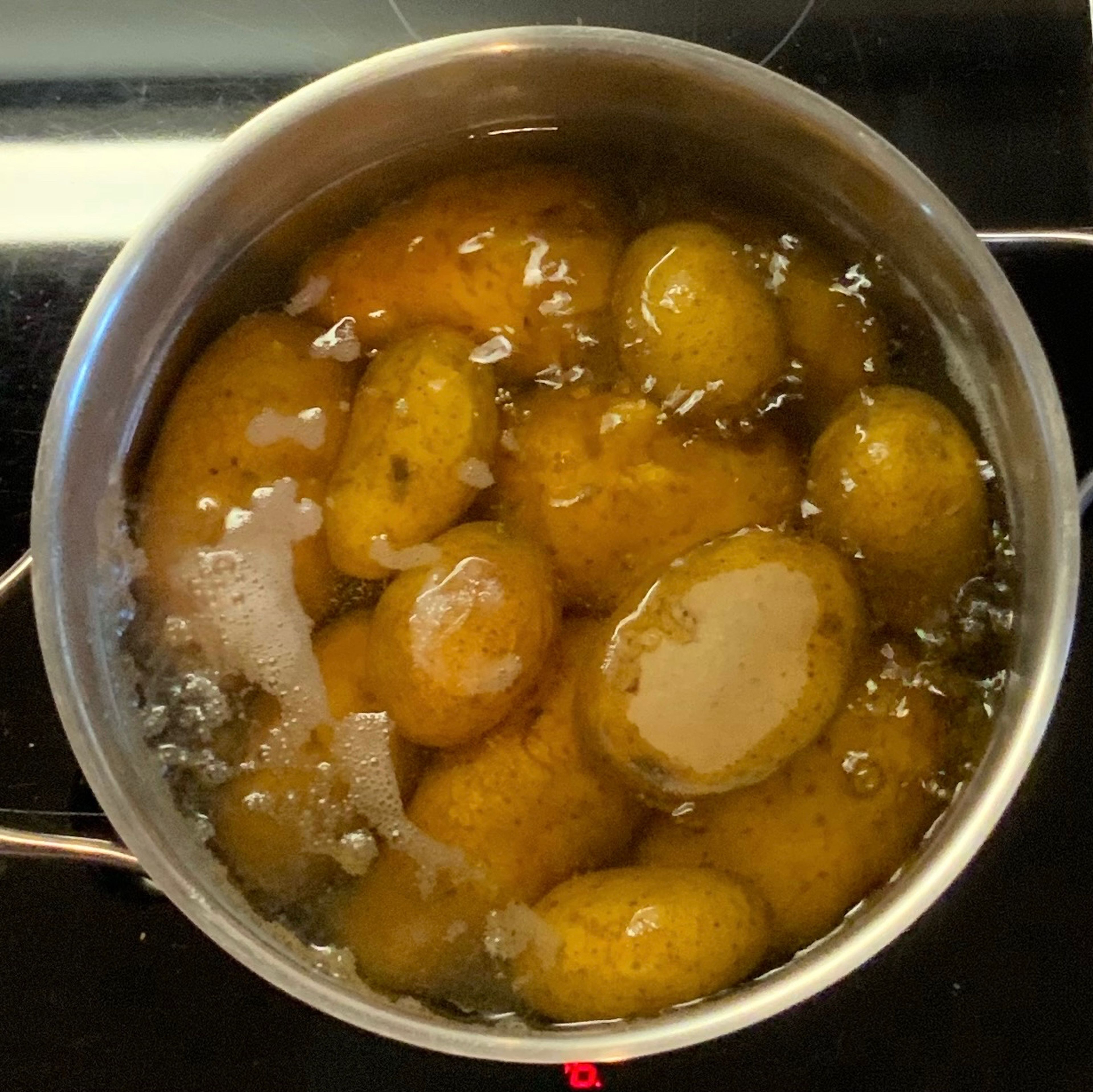 Kartoffeln gründlich waschen. In einem Topf mit etwas Salz und dem Kümmelsamen garen. Danach heiß pellen und abkühlen lassen. Dann in Scheiben schneiden.