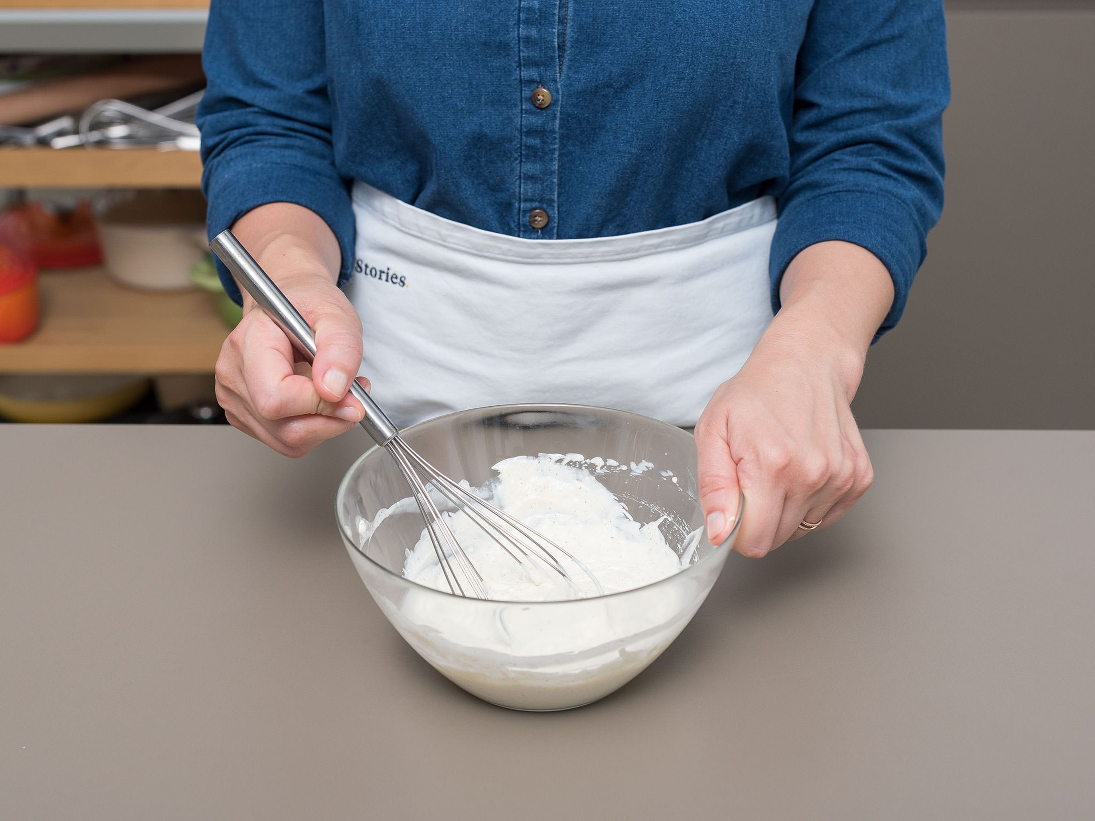 In einer Schüssel die Mascarpone, Milch und den restlichen Vanillezucker miteinander verrühren. Kuchenboden aus dem Backofen nehmen und abkühlen lassen.