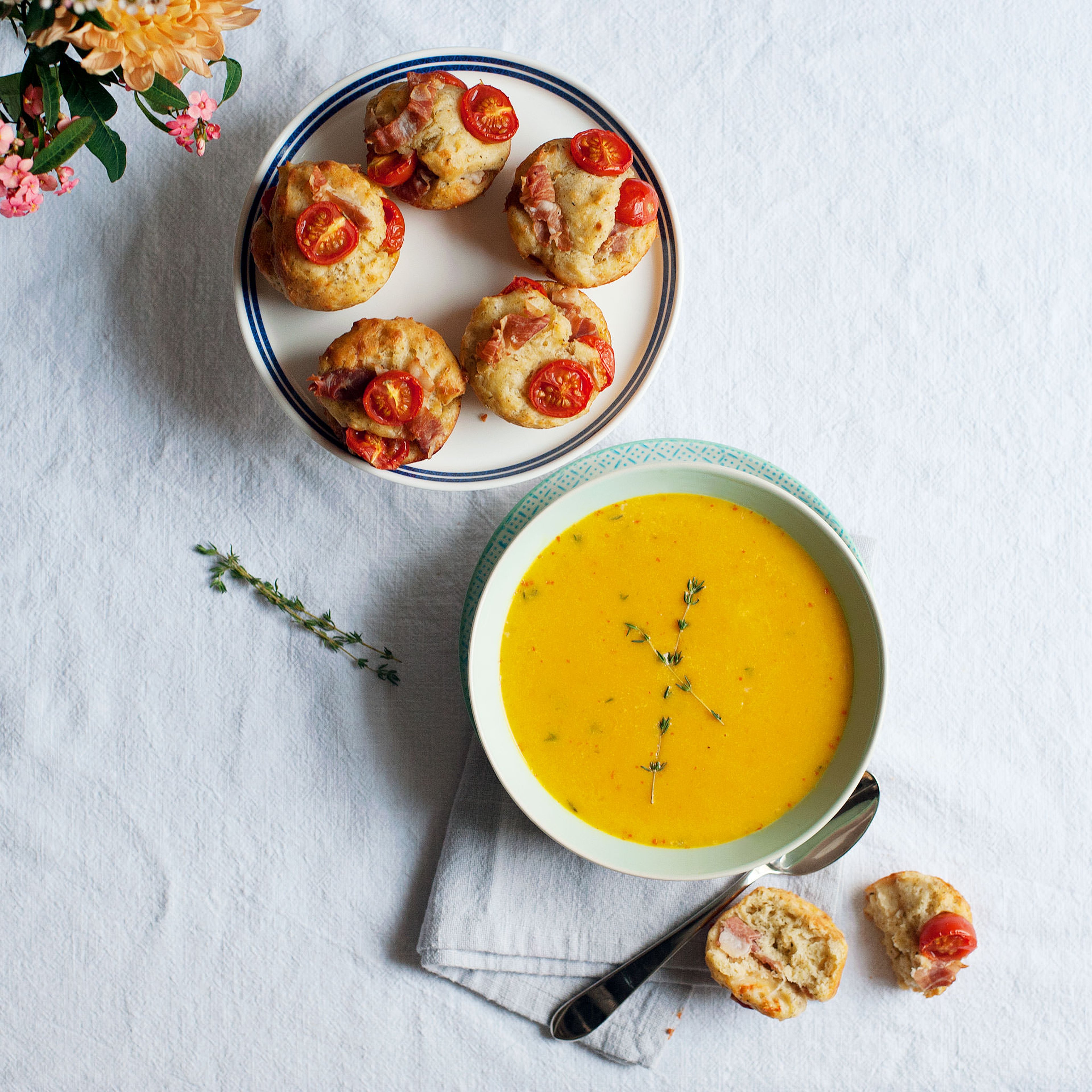 Kürbissuppe mit mediterranen Muffins